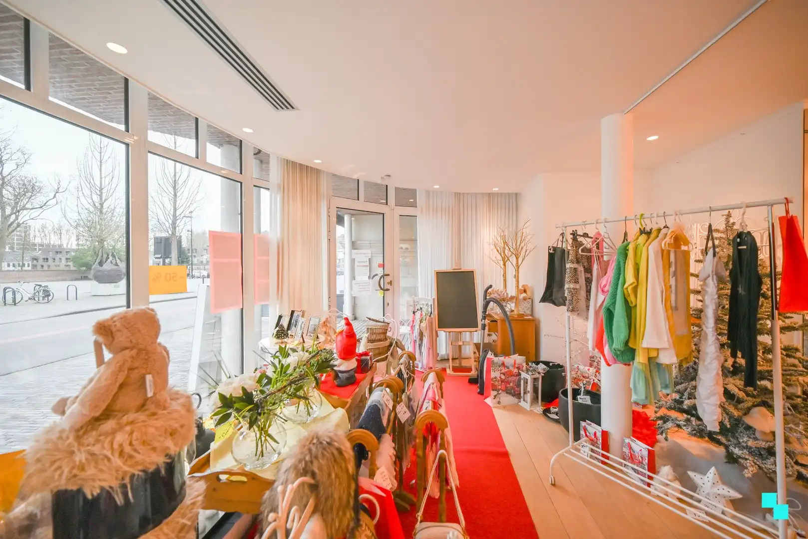 Uiterst centraal gelegen handelszaak met bijhorende opbergruimte foto 9