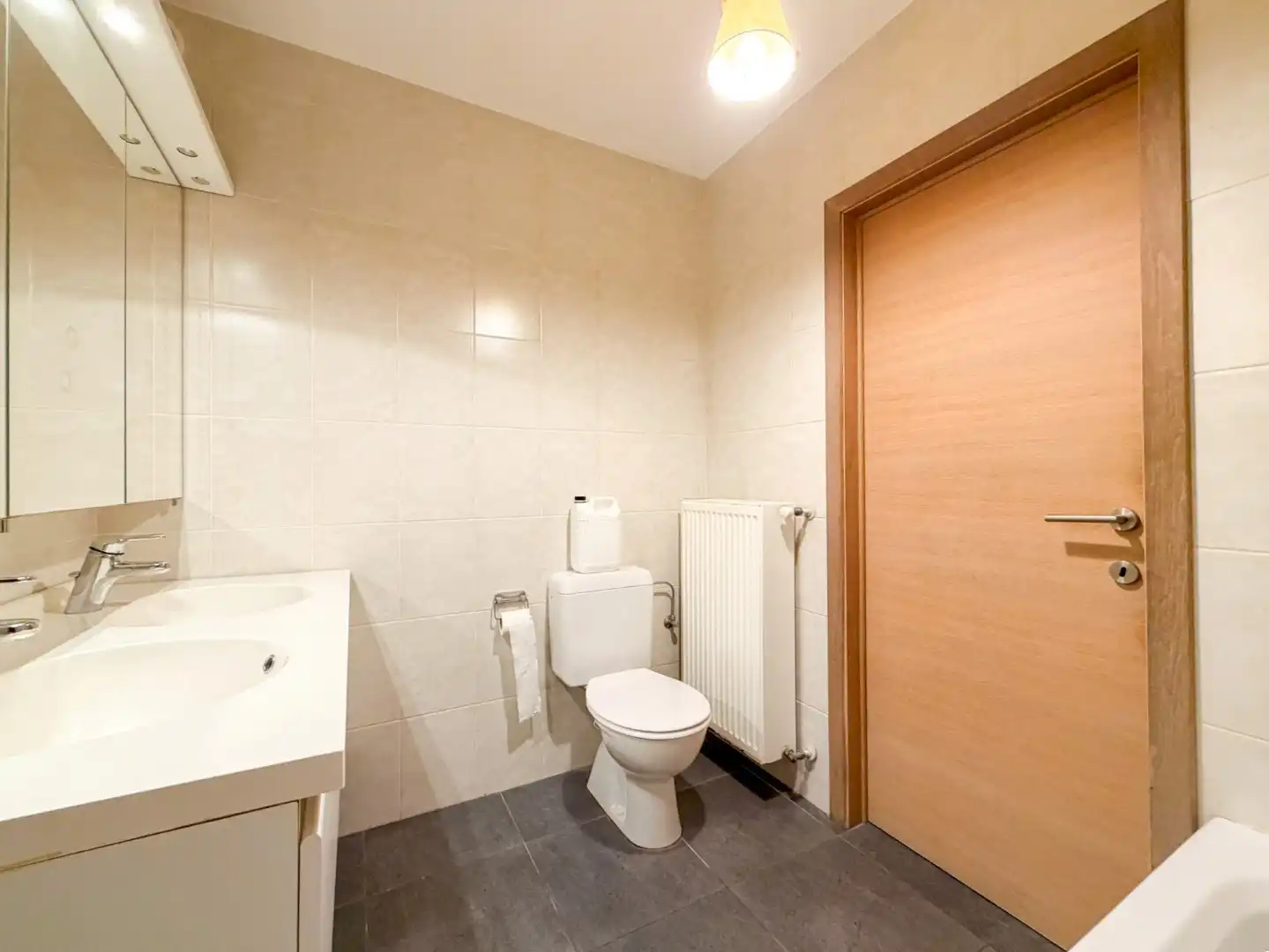 Lichtrijk gelijkvloers appartement met 2 slpk, garage en autostandplaats foto 19