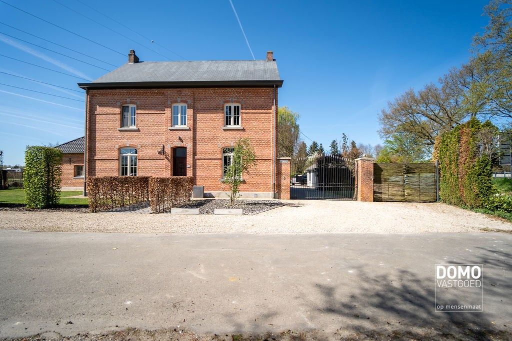 Ruime gerenoveerde woning met voldoende ruimte en tal van mogelijkheden foto {{pictureIndex}}