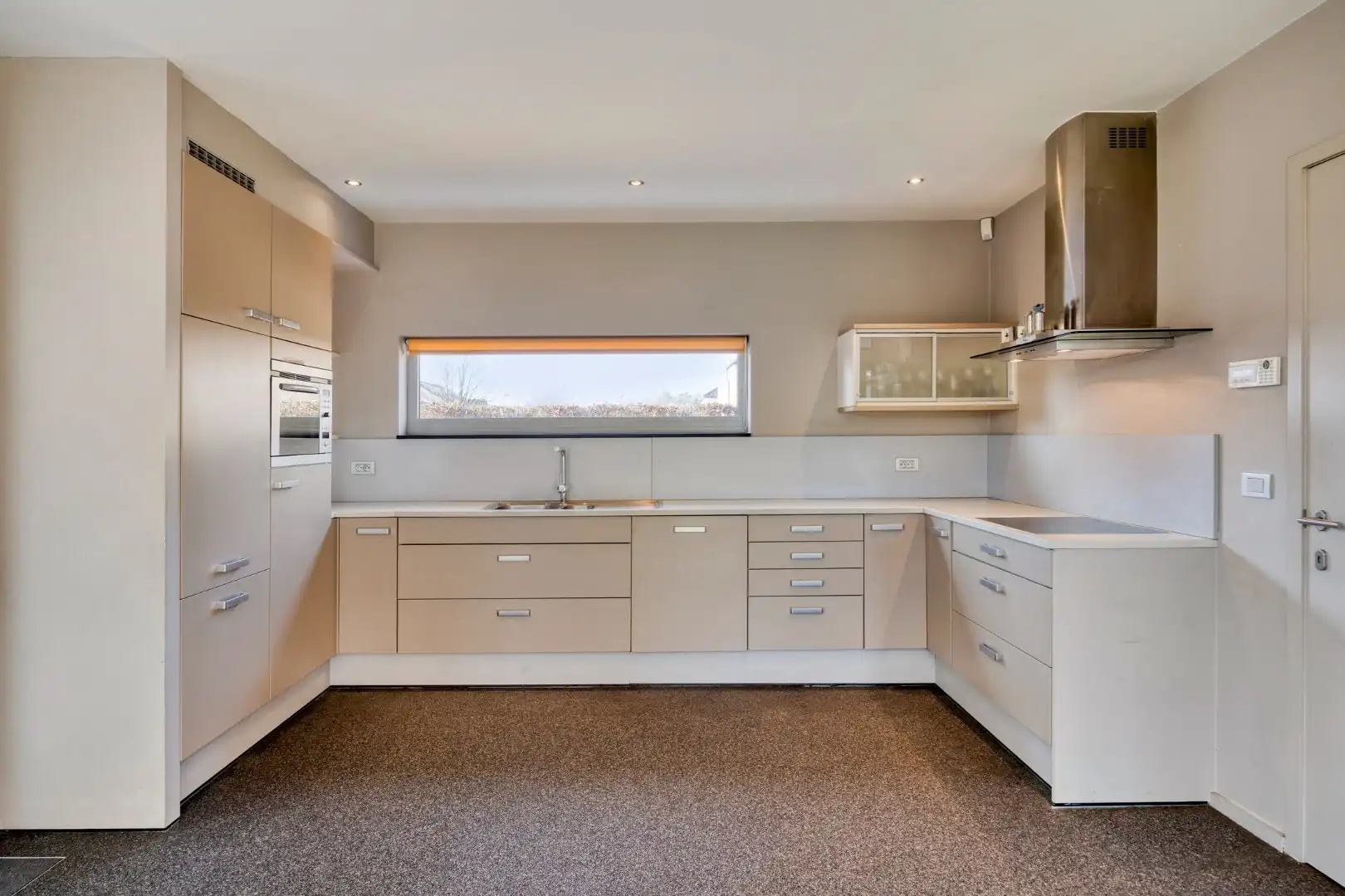 Moderne, ruim ingedeelde woning op een mooi perceel van 13 are met zwembad. foto 12