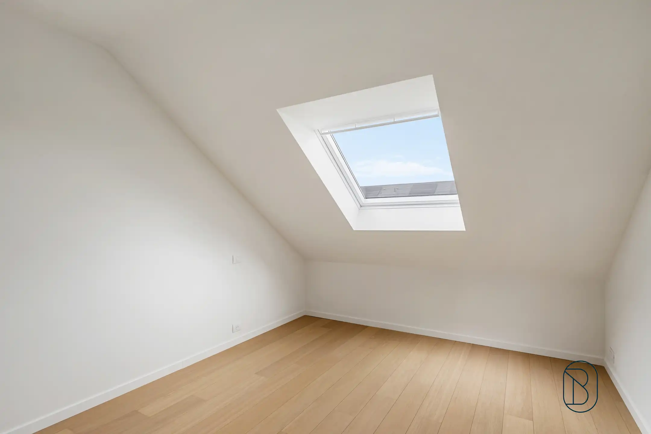 Recente halfopen bebouwing met 4 slaapkamers, tuin en garage foto 22