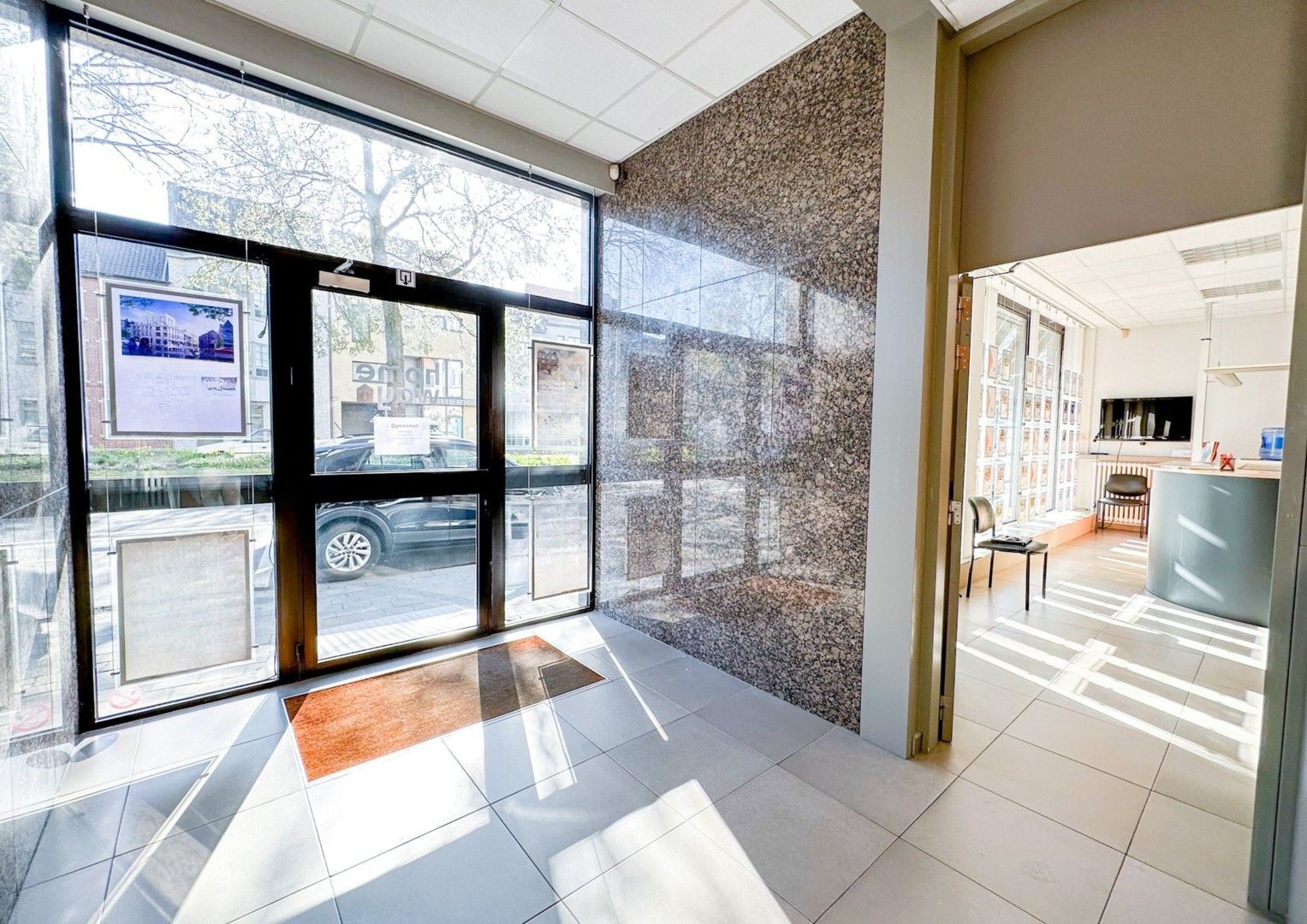 Commercieel gelijkvloers met grote zichtbaarheid en parking in centrum! foto 2