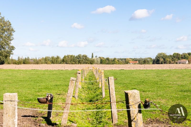 Uniek stuk bouwgrond met 2 hectare landbouwgrond foto {{pictureIndex}}