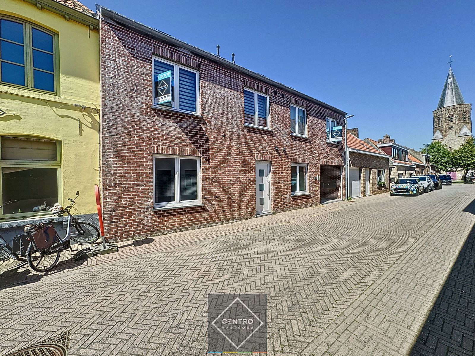 Recent appartementsgebouw met 3 appartementen en 3 dubbele garages! foto {{pictureIndex}}