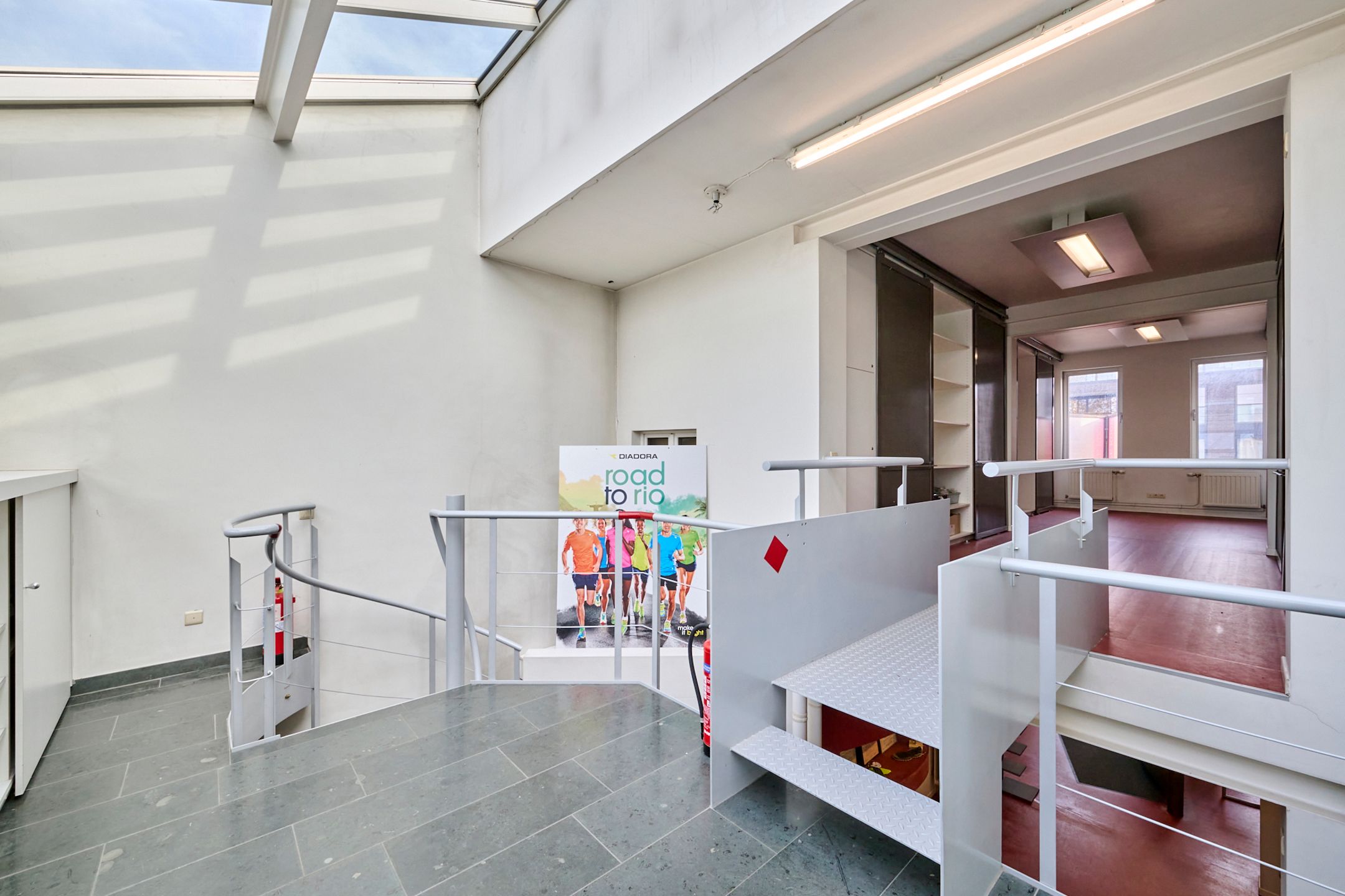 Ruim handelspand met bovenliggend appartement foto 8