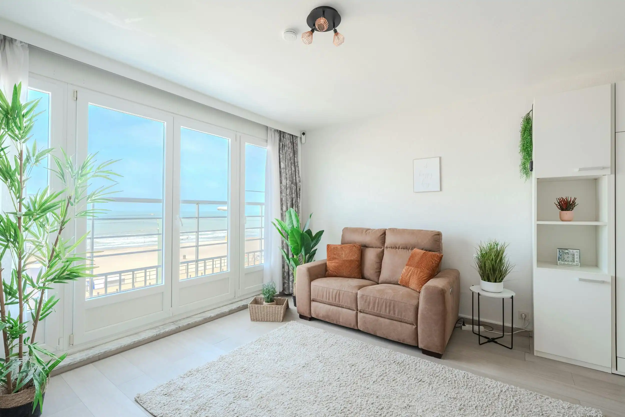 Ruime studio met prachtig frontaal zeezicht te Middelkerke ! foto {{pictureIndex}}