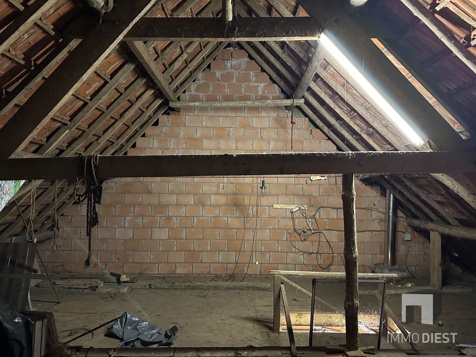 Instapklare woning met grote garage en stalling foto 24