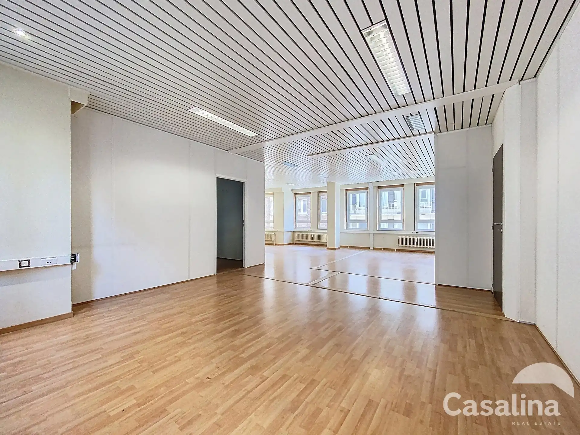Ruime kantoorruimtes van 564 m², ideaal gelegen met parkings foto {{pictureIndex}}