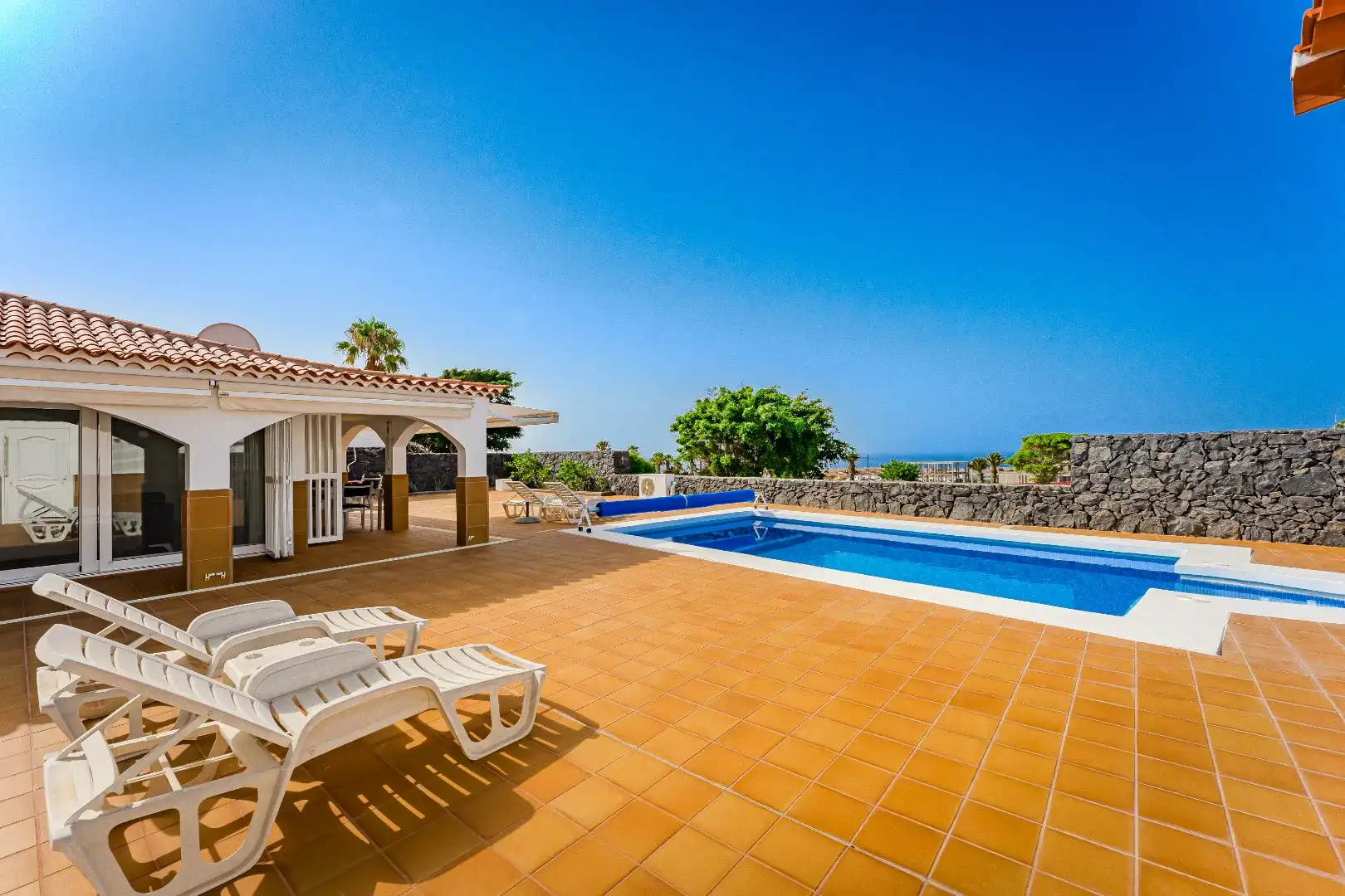 Buitengewone elegante villa aan golfbaan met zicht op zee! foto 2