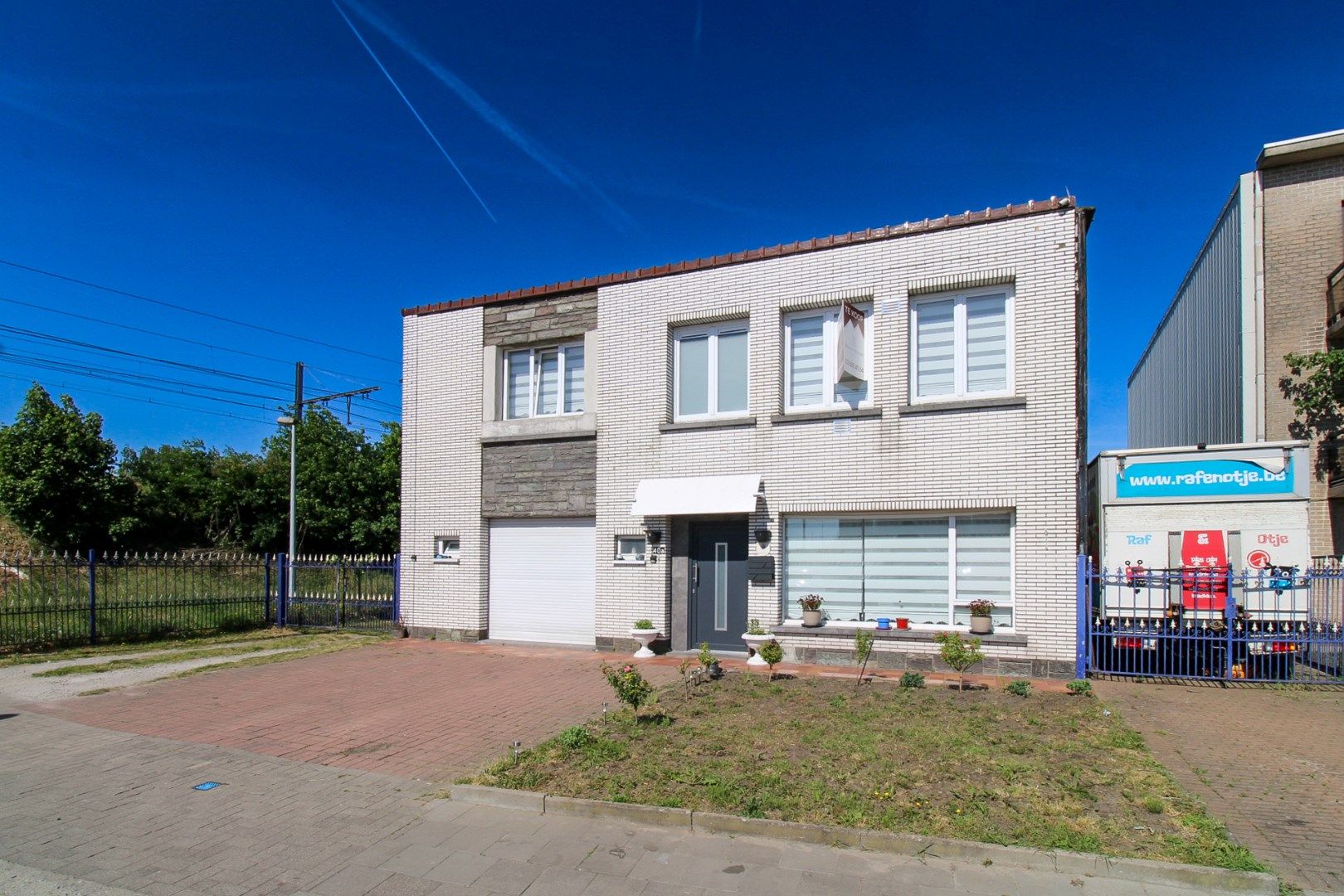 Te koop in Sint-Niklaas: ruime halfopen bebouwing met 4 slaapkamers, dubbele oprit en een grote, uitgestrekte zuidgerichte tuin – ideaal voor gezinnen! foto 3