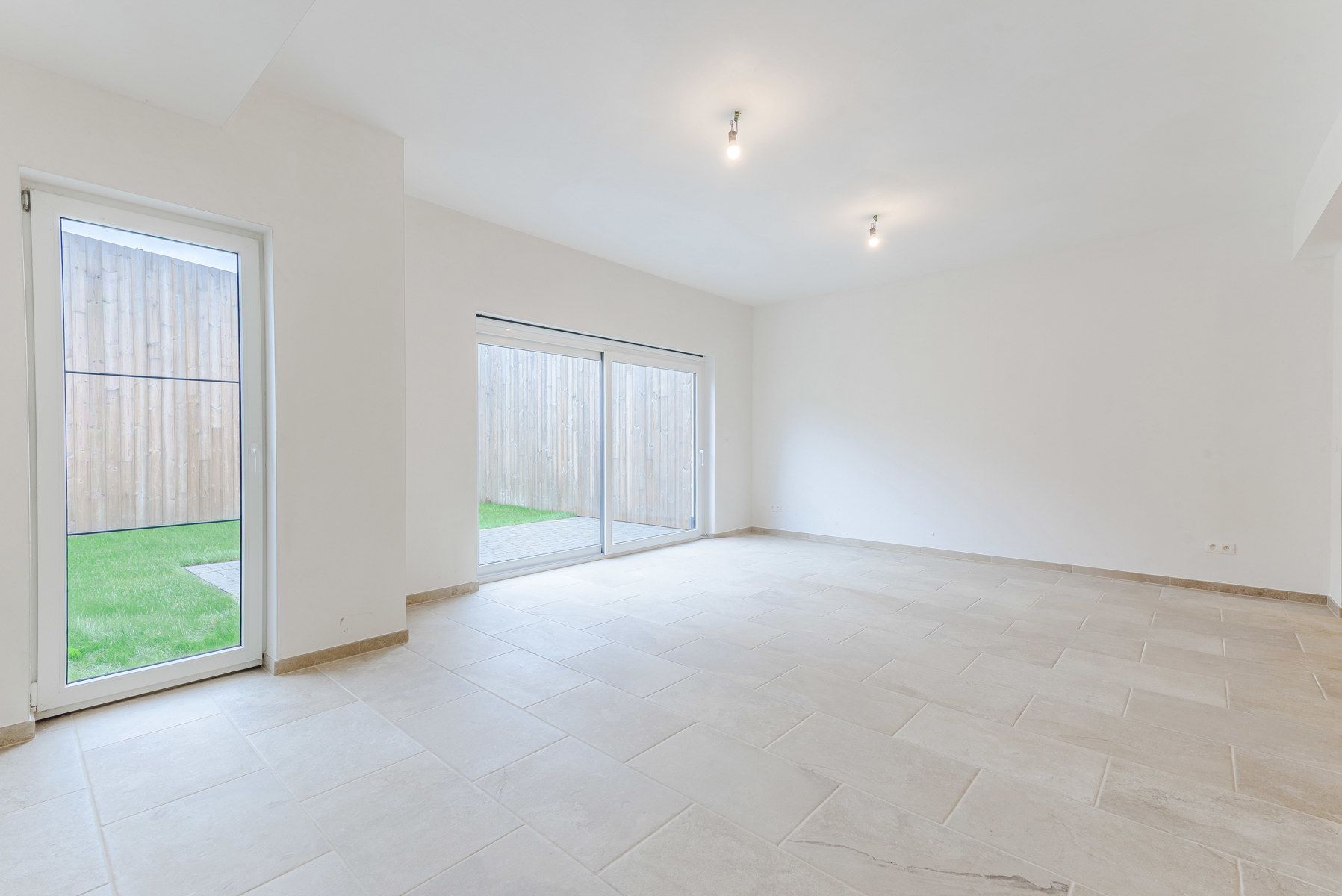 Centraal gelijkvloers 1-slpk app met tuinterras en garage foto 4