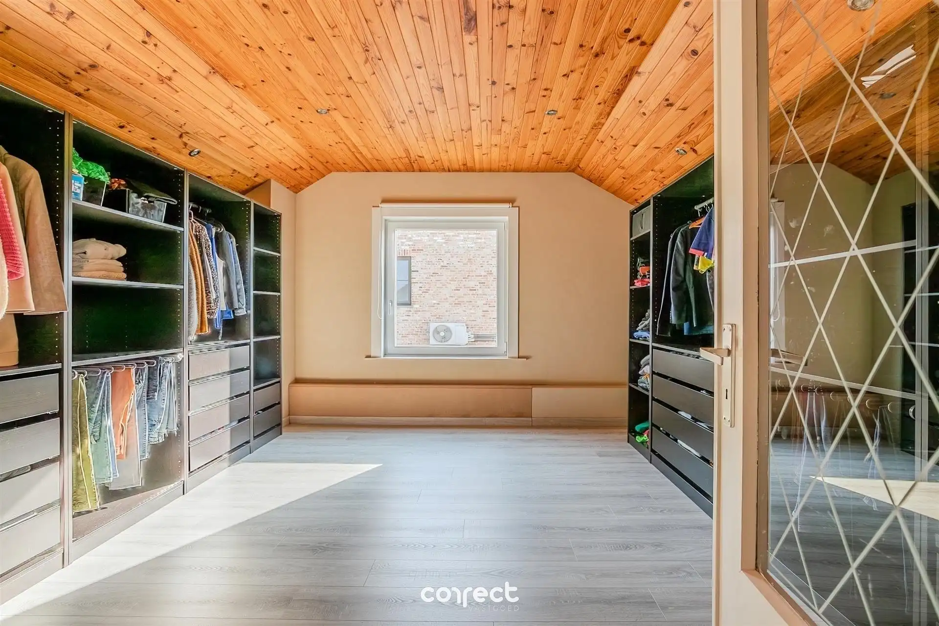 Ruime, open bebouwing met 5 slaapkamers en grote garage. foto 11