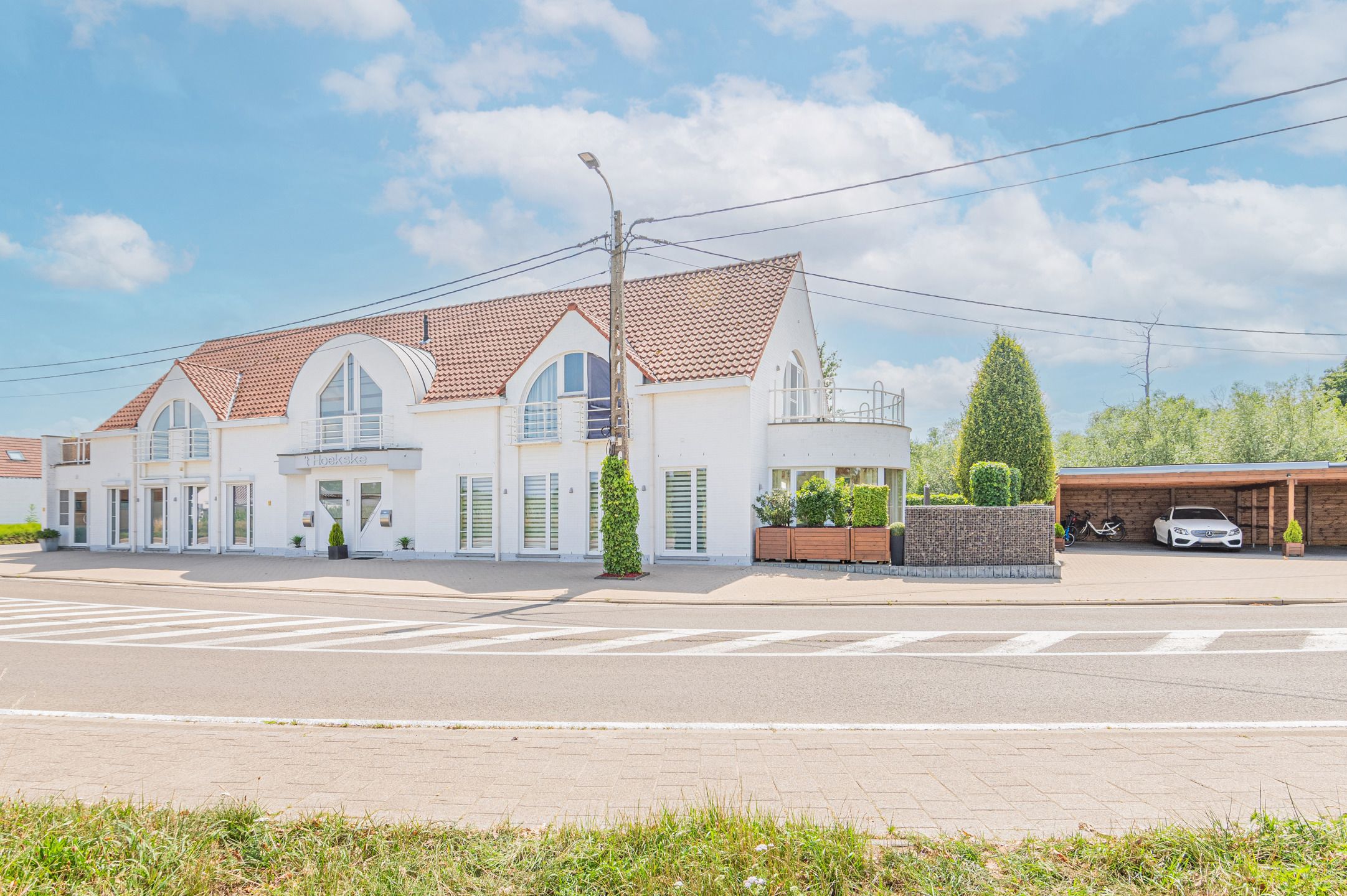 Prachtig gelijkvloers appartement met tuin & dubbele carport foto {{pictureIndex}}