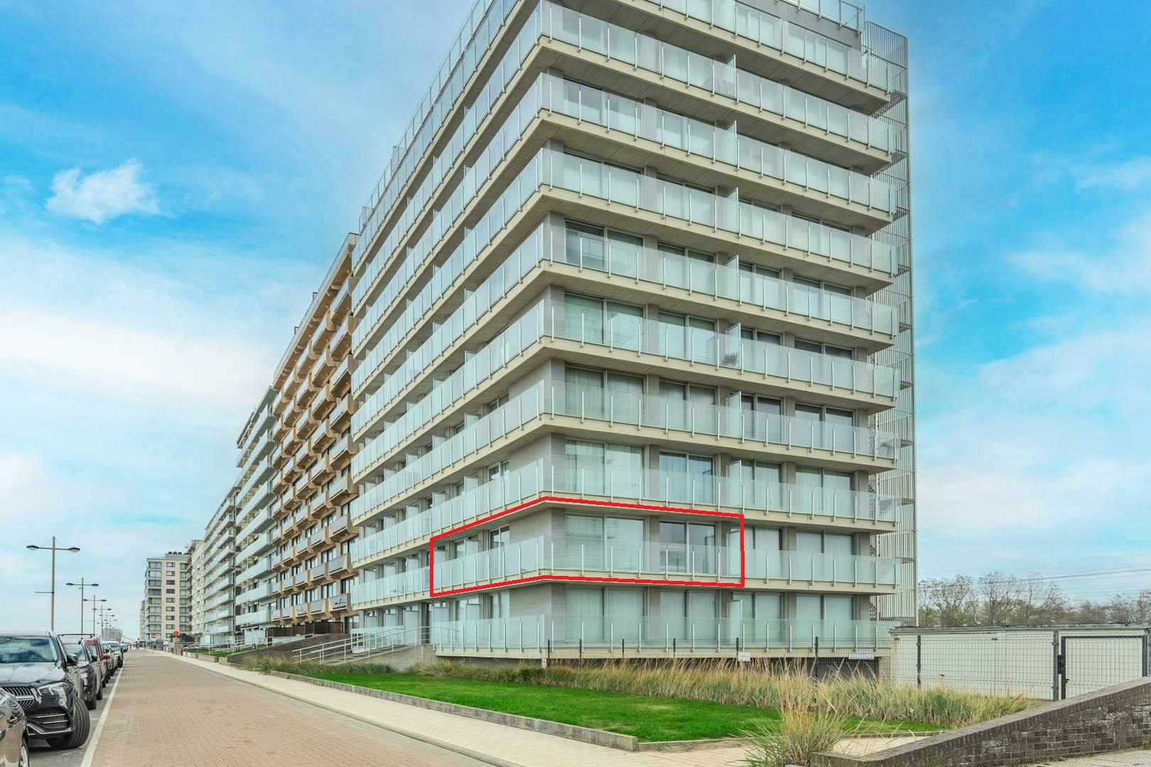 Instapklaar hoekappartement met frontaal zeezicht te koop! foto 2