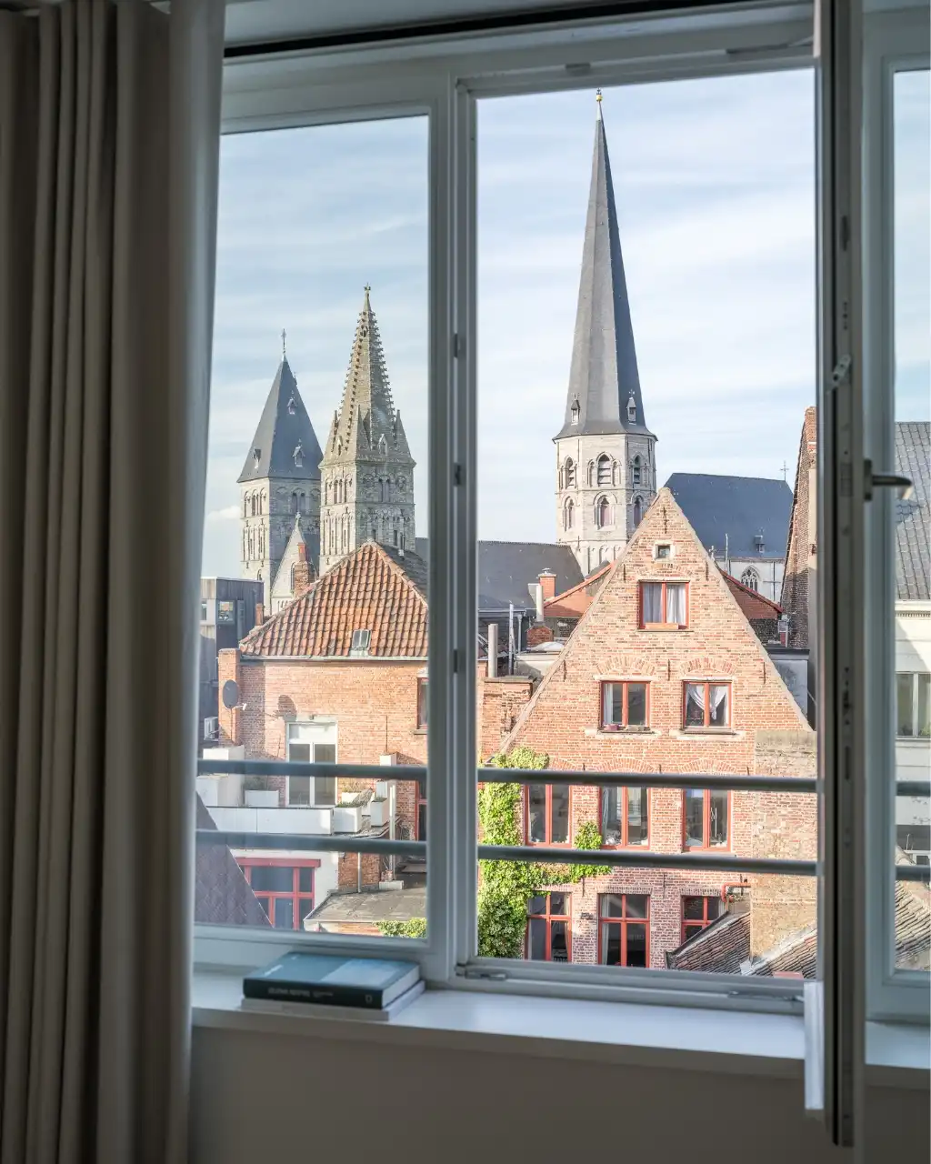 Architecturaal 2-slaapkamerappartement met zonnig terras in het historische stadscentrum van Gent. foto 8