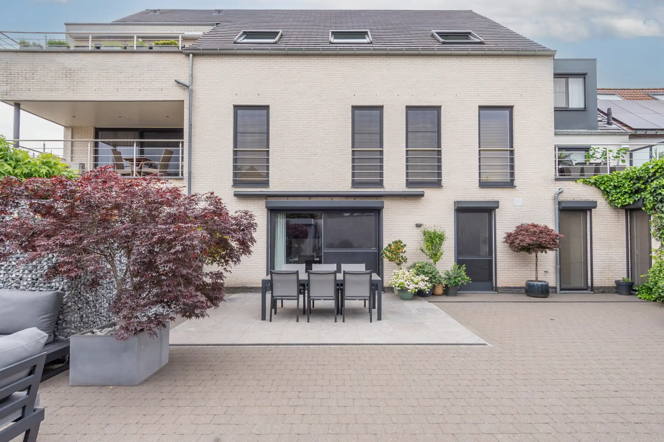 Prachtig GLVLappartement met tuin & 2 autostaanplaatsen foto 2
