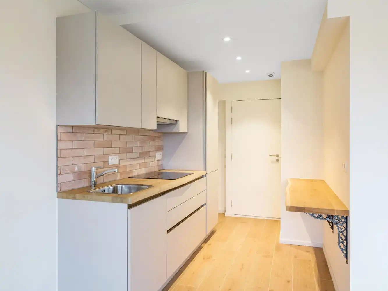 Gerenoveerde serviceflat op 4e verd. met 1 slpk. en terras foto 6