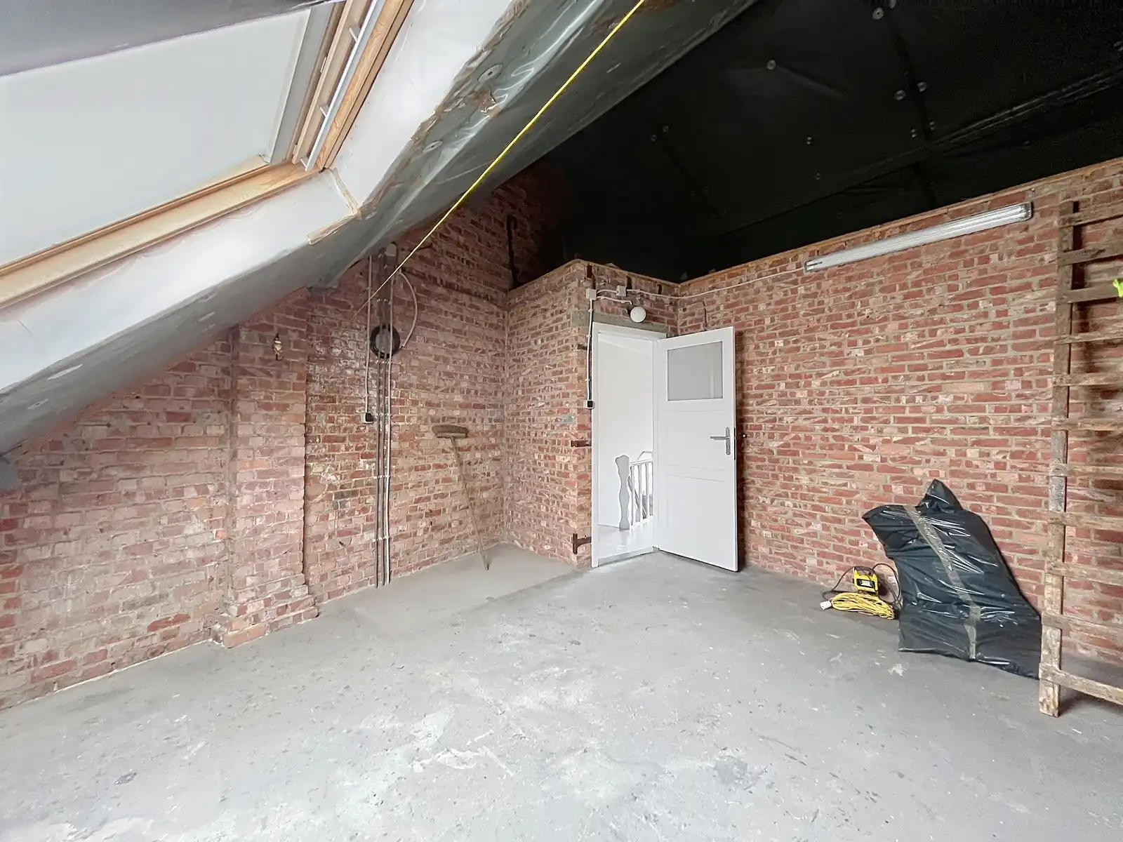 Rijwoning met 3 slpks en koer nabij het centrum foto 14