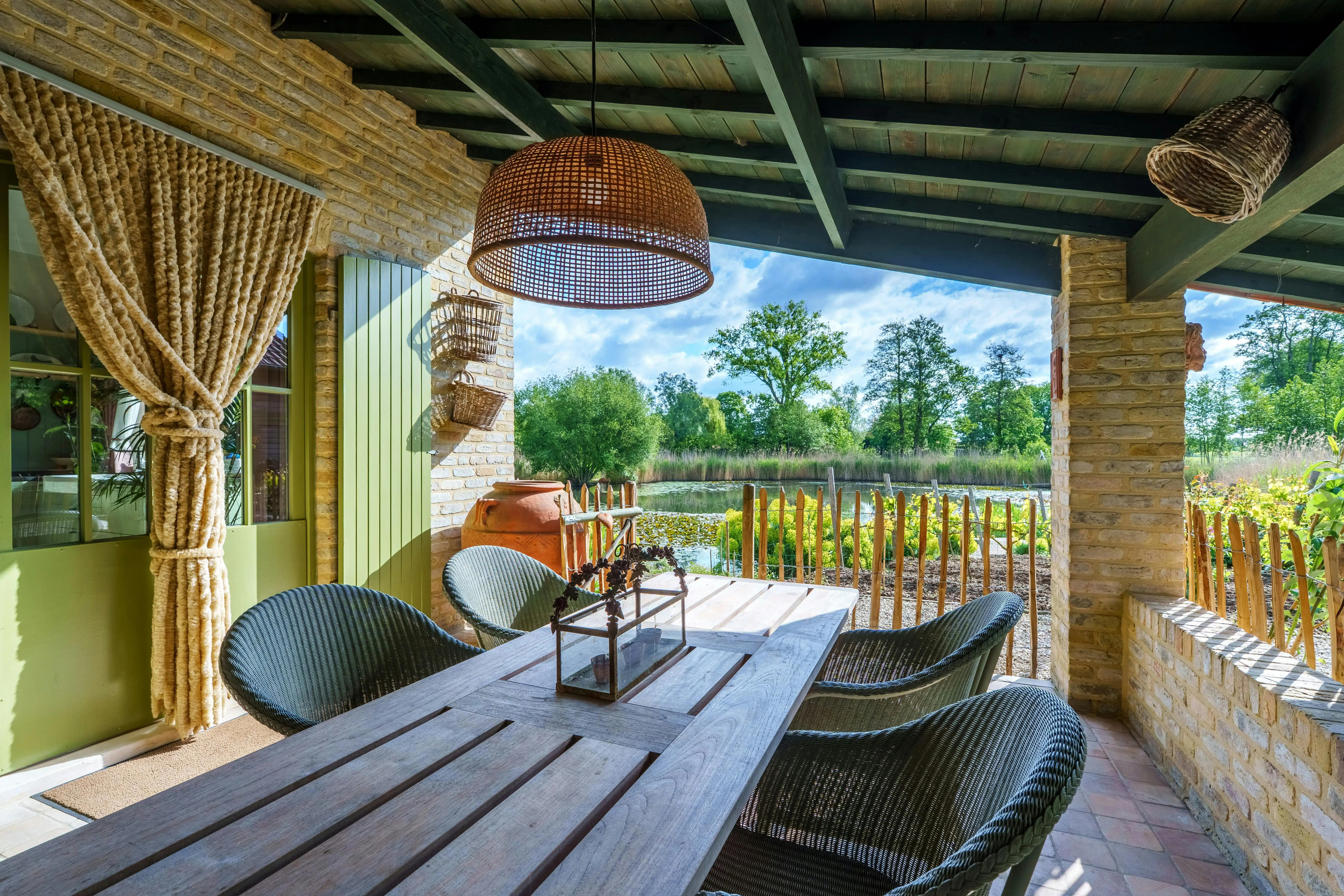 Alleenstaand huis te Meulebeke met prachtige tuin en vijver! foto 6