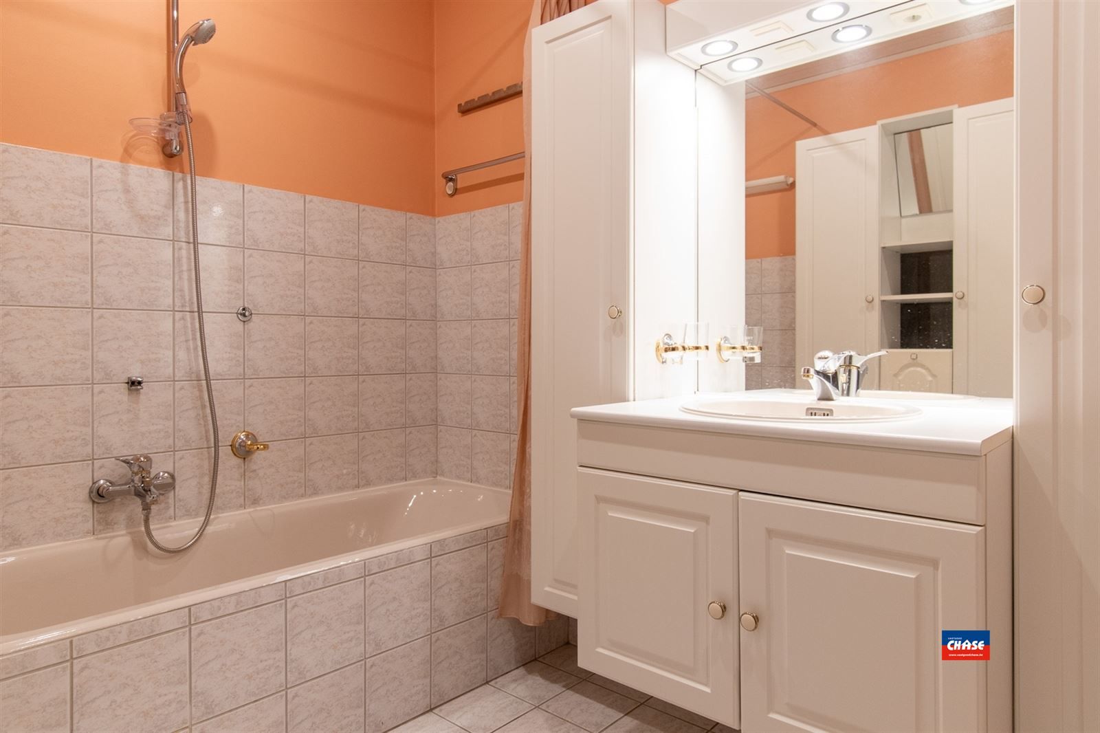 Gelijkvloersapp. met 2 slpks, tuin + garage foto 3