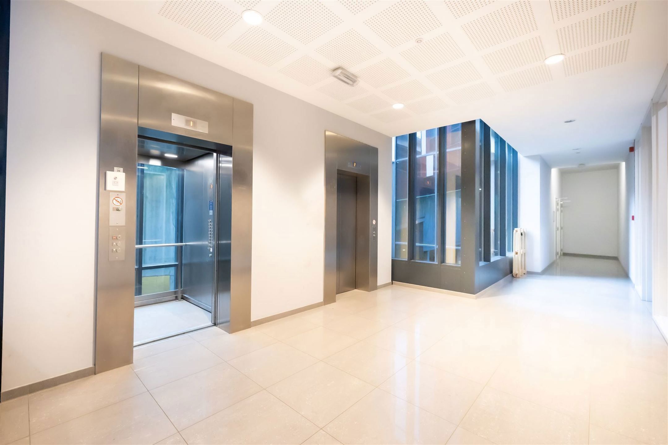 Studentkamer van ± 21m² met douchekamer foto 12