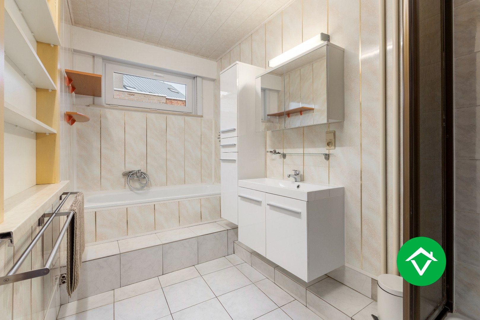 Veelzijdig handelspand met woonst en twee verhuurde appartementen in centrum Aartrijke foto 9