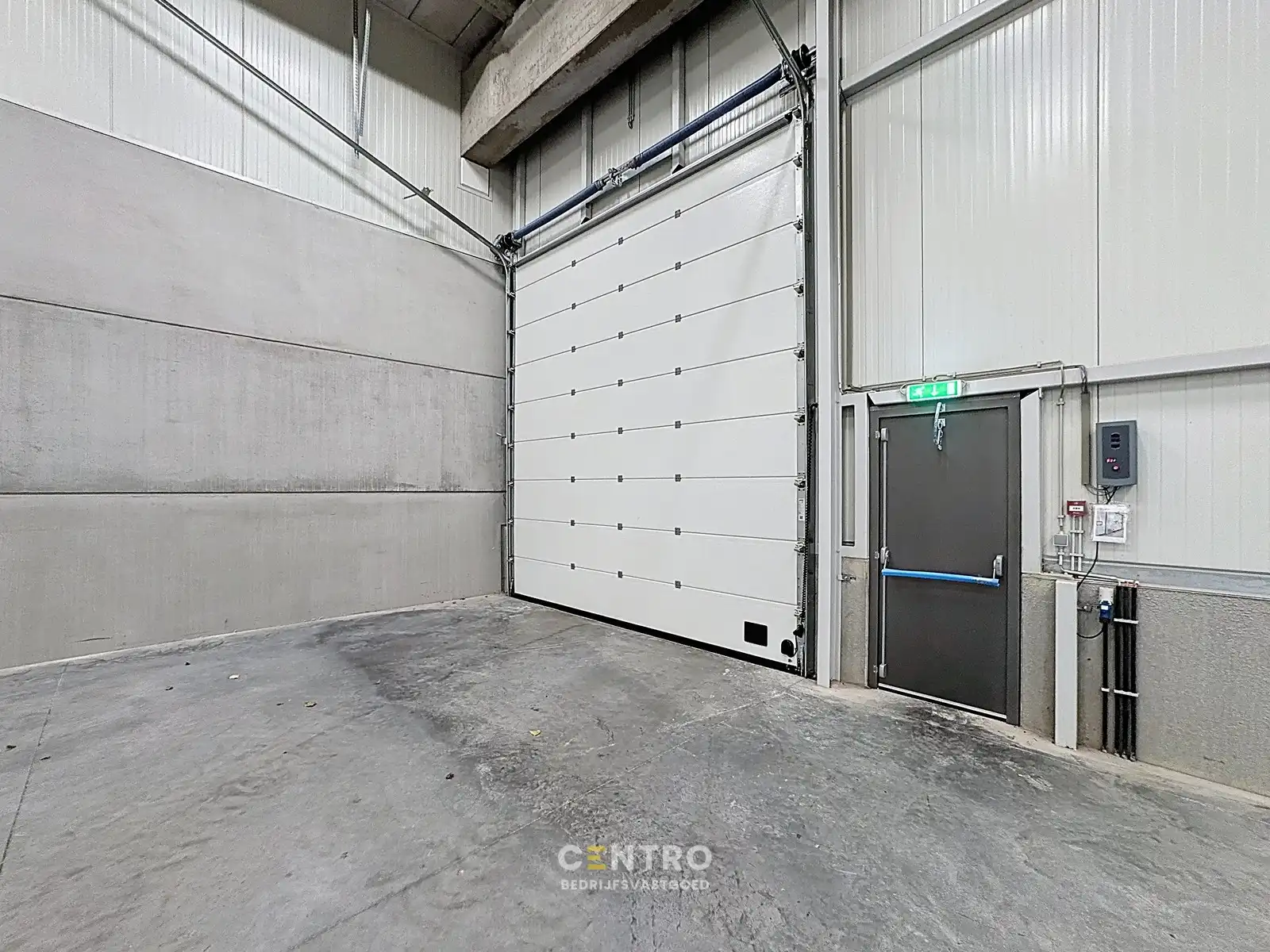 NB KMO-UNIT (411.55m²) te koop met 2 private parkeerplaatsen voor de deur, elektrische sectionaalpoort en sanitair blok op industriezone "Herdersbrug" te 8000 Brugge foto 3