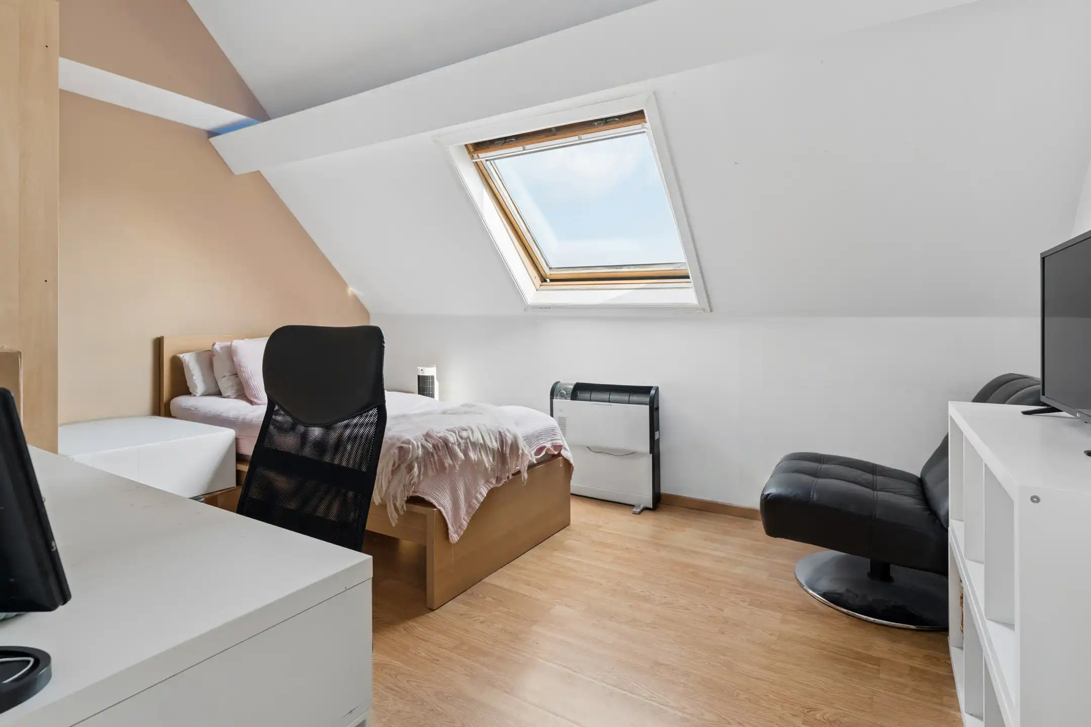 Gezinswoning met 4 slaapkamers en aanpalend magazijn foto 8