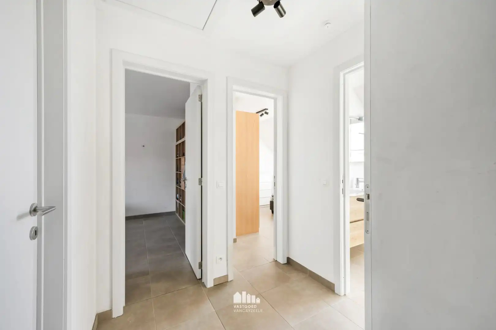 Recente nieuwbouwwoning (2020) met zonnige tuin, garage en uitweg foto 14