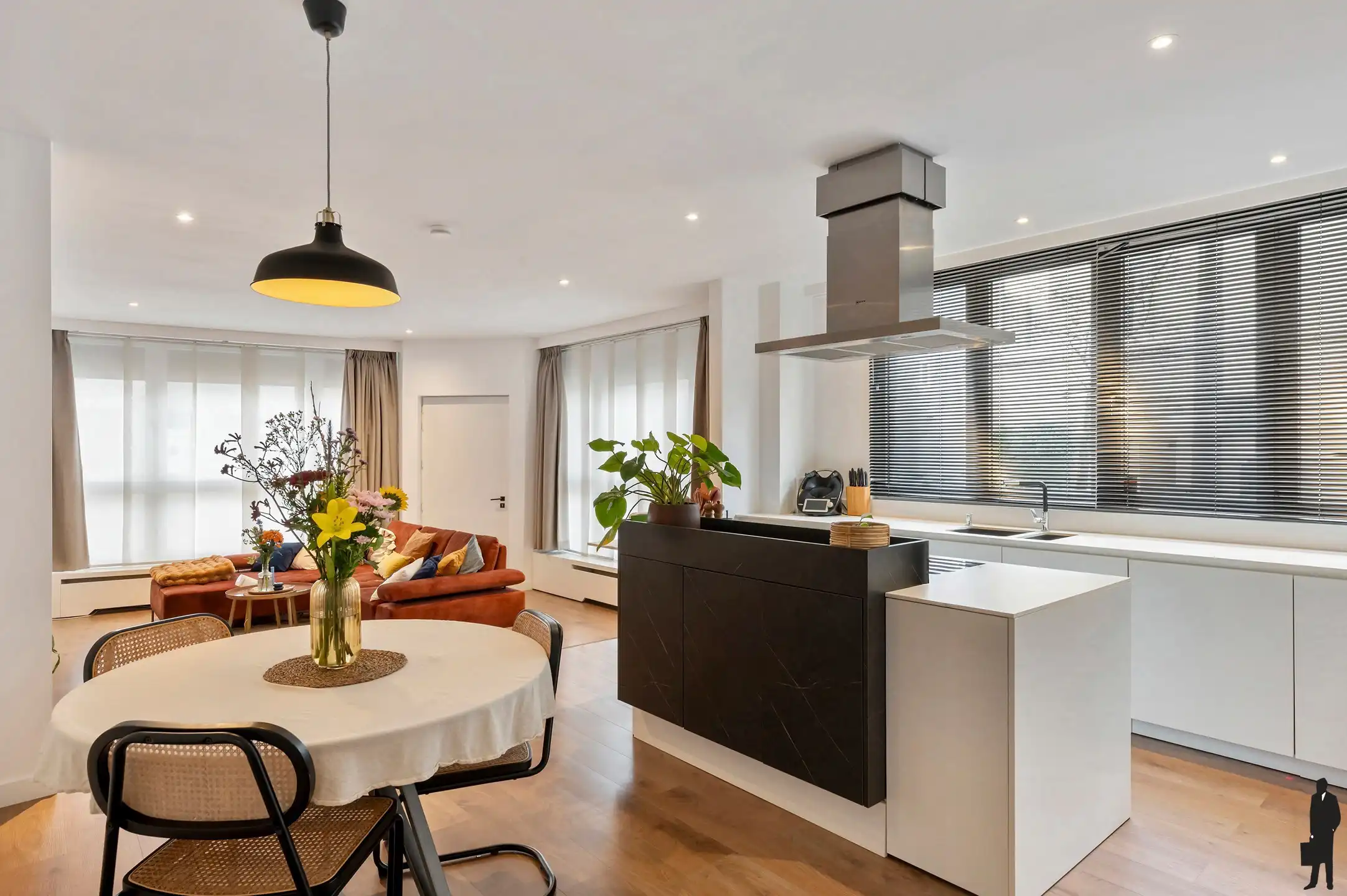 Instapklaar ruim gelijkvloers appartement in hartje Zurenborg foto 2