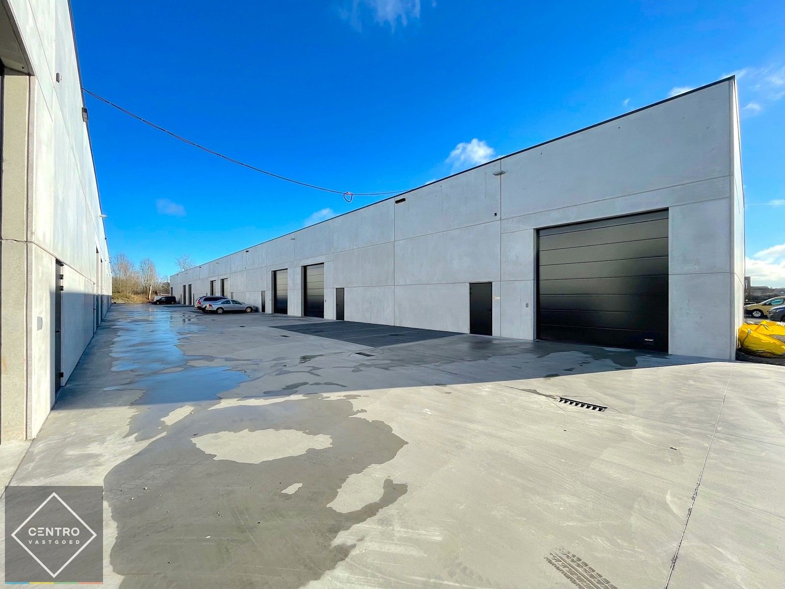 NB LOODS (221m2) voorzien van alle nutsen, vrije hoogte van 6,2m (tussenverdieping mogelijk) en een private PARKEERPLAATS op ambachtelijke zone te Brugge. foto {{pictureIndex}}