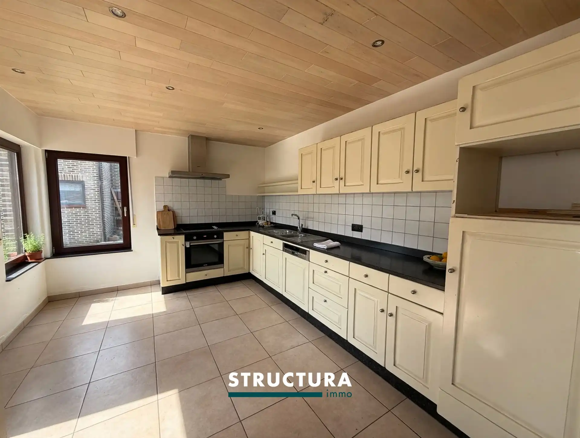 Halfopen woning met ruime garage  foto 6