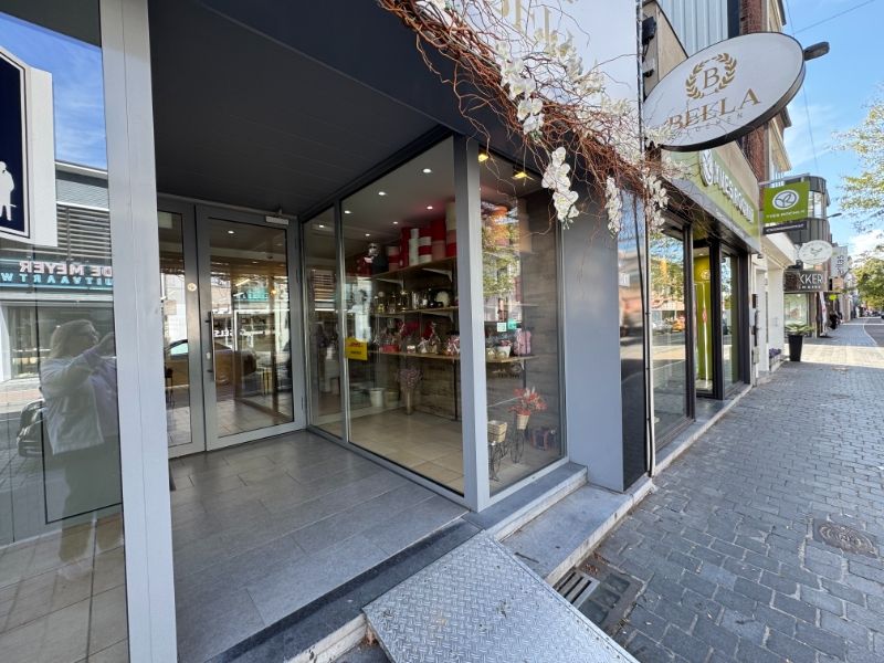 Handelspand op TOP locatie in hartje Brasschaat foto {{pictureIndex}}