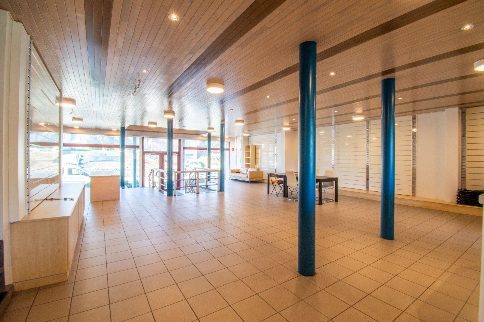 Zéér ruim (475m²) handelspand te centrum Sint-Pieters-Leeuw! foto 6