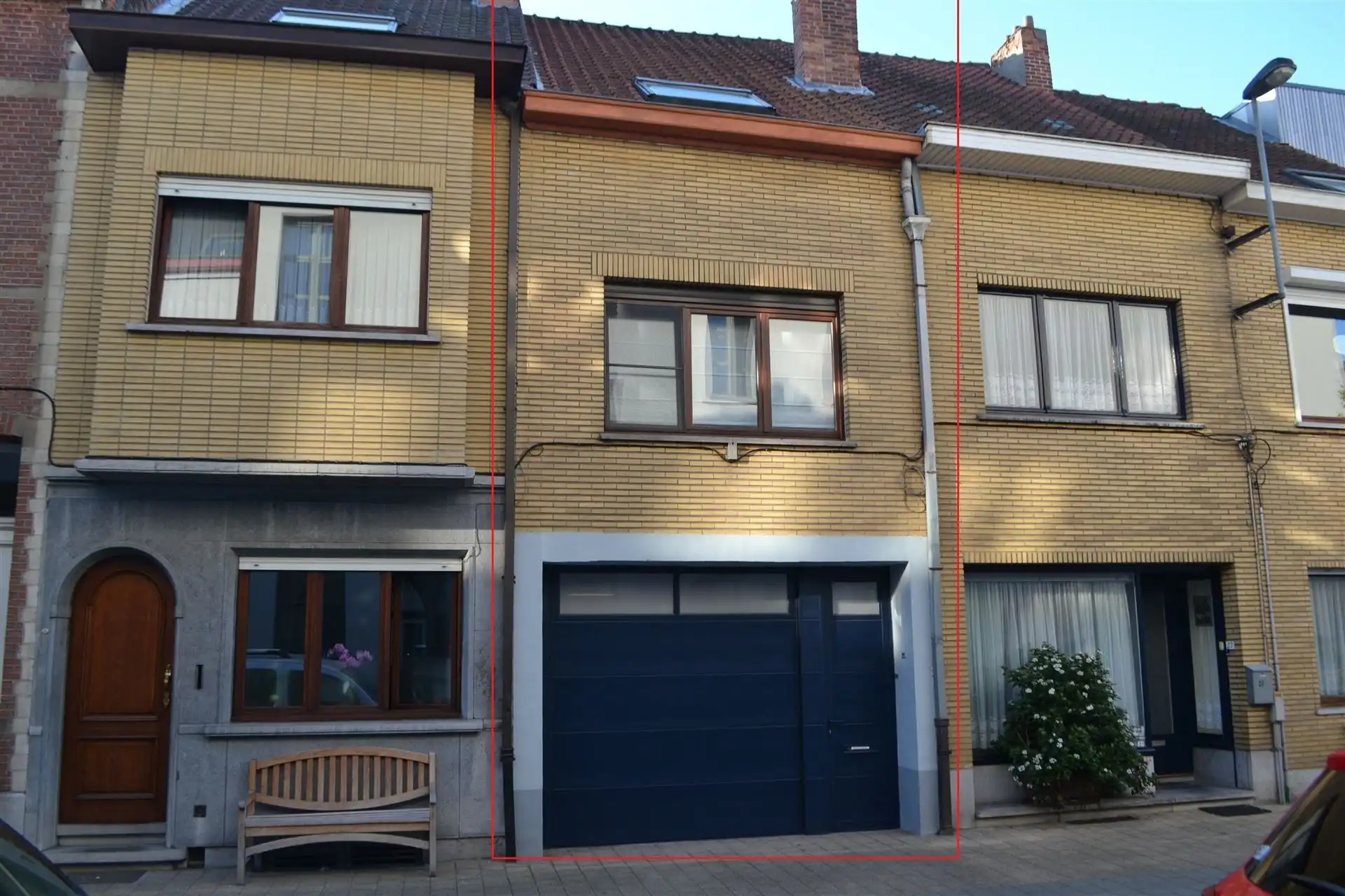 Centraal gelegen stadswoning met 2 slaapkamers, garage en terras foto {{pictureIndex}}