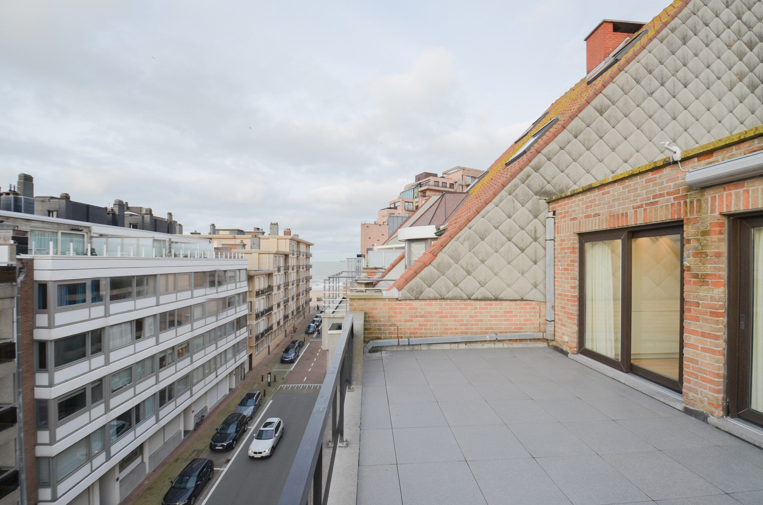 Volledig gerenoveerde penthouse met twee ruime terrassen (+/- 50 m²) gelegen op een boogscheut van de zee. foto 3