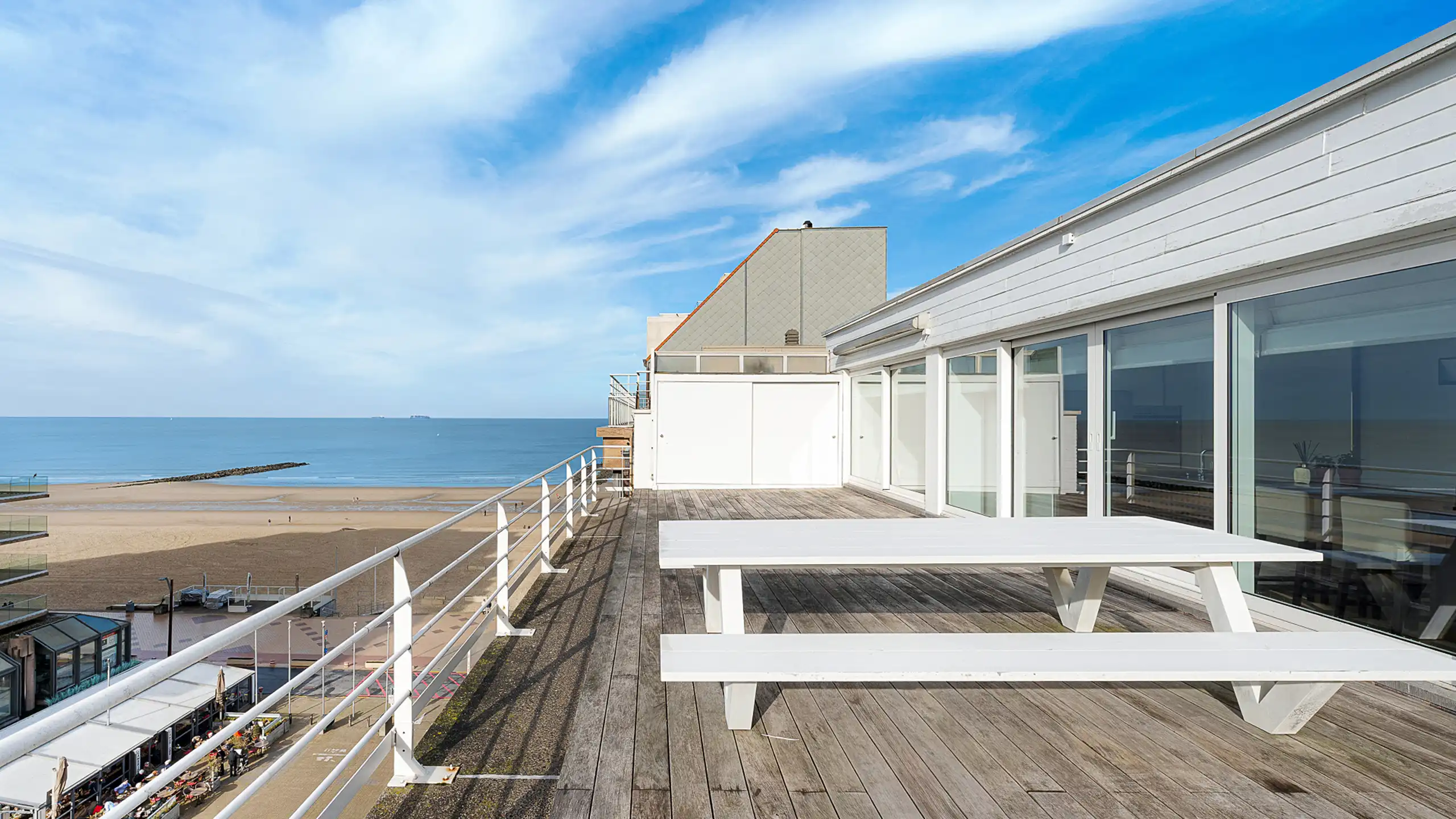 Ruim penthouse met royale terrassen en open zeezicht(3 slpk) foto {{pictureIndex}}