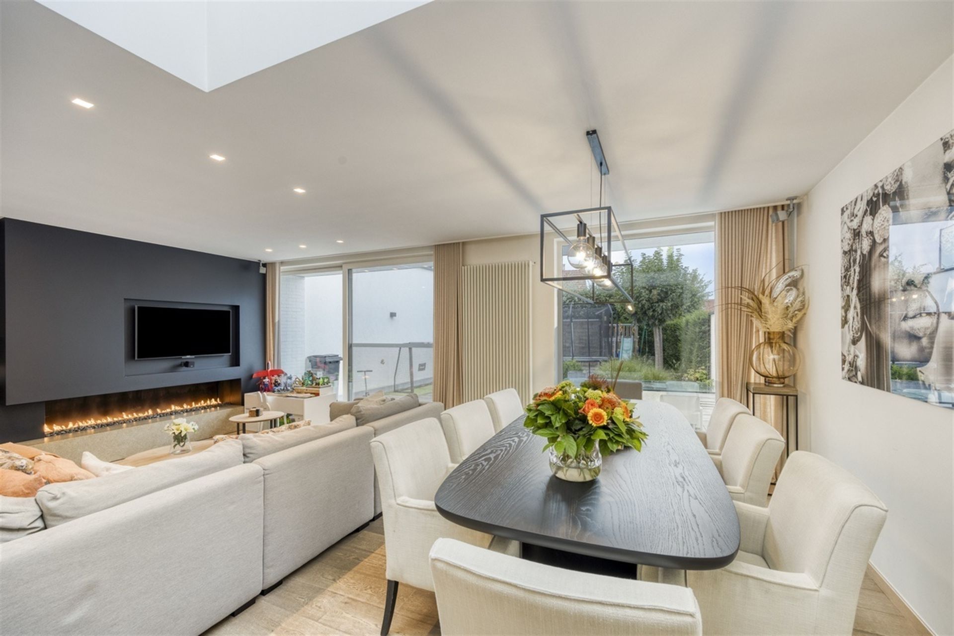 VERKOCHT BINNEN DE WEEK !!!!!    3-slaapkamerwoning in hartje Liedekerk foto 2