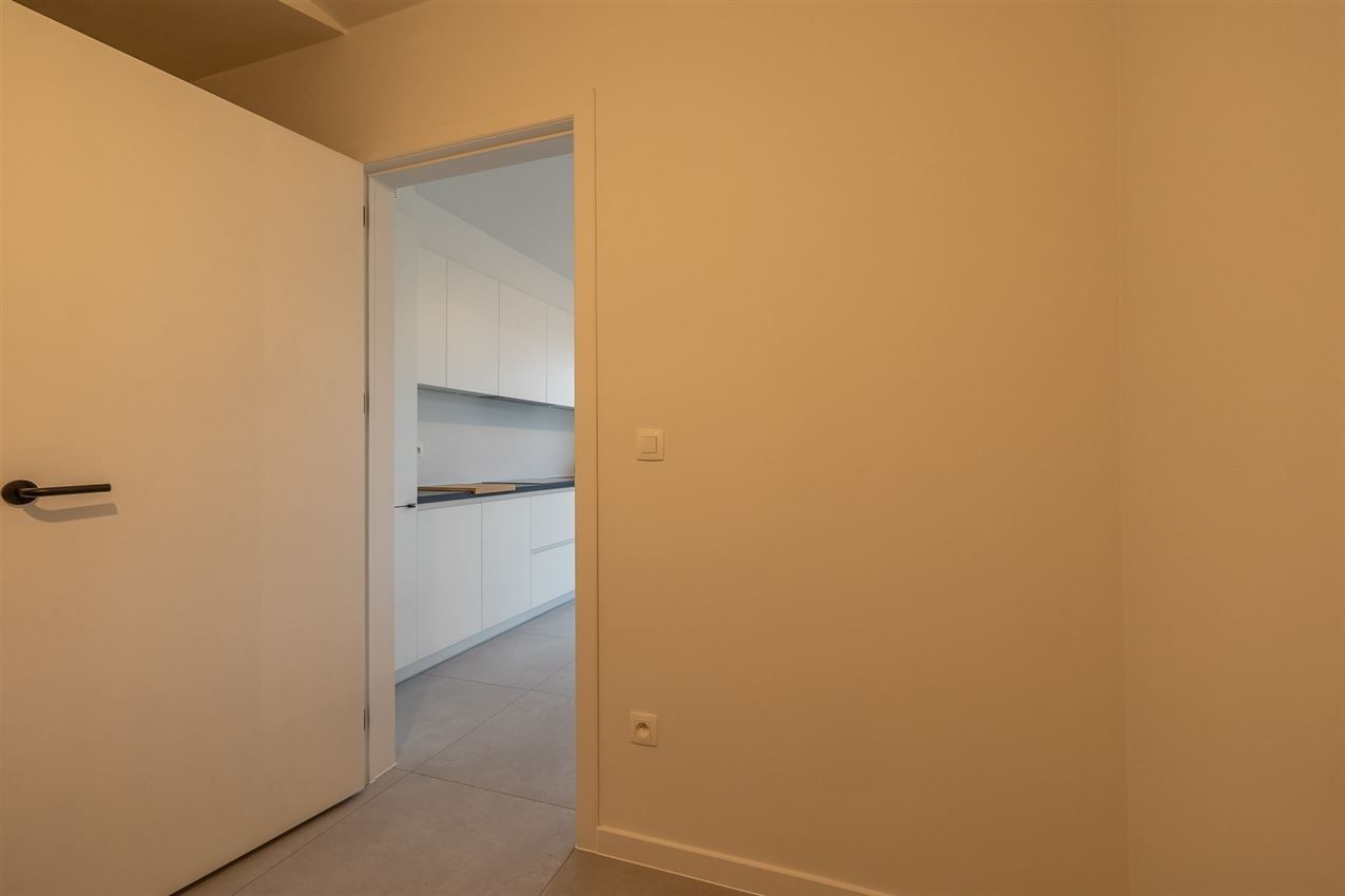 Instapklare nieuwbouwwoning op ruim perceel met 3 slk foto 17