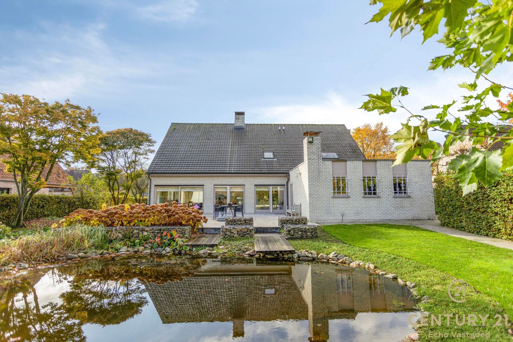 Ruime, gerenoveerde villa met fraaie tuin op ca 2420m² foto 2