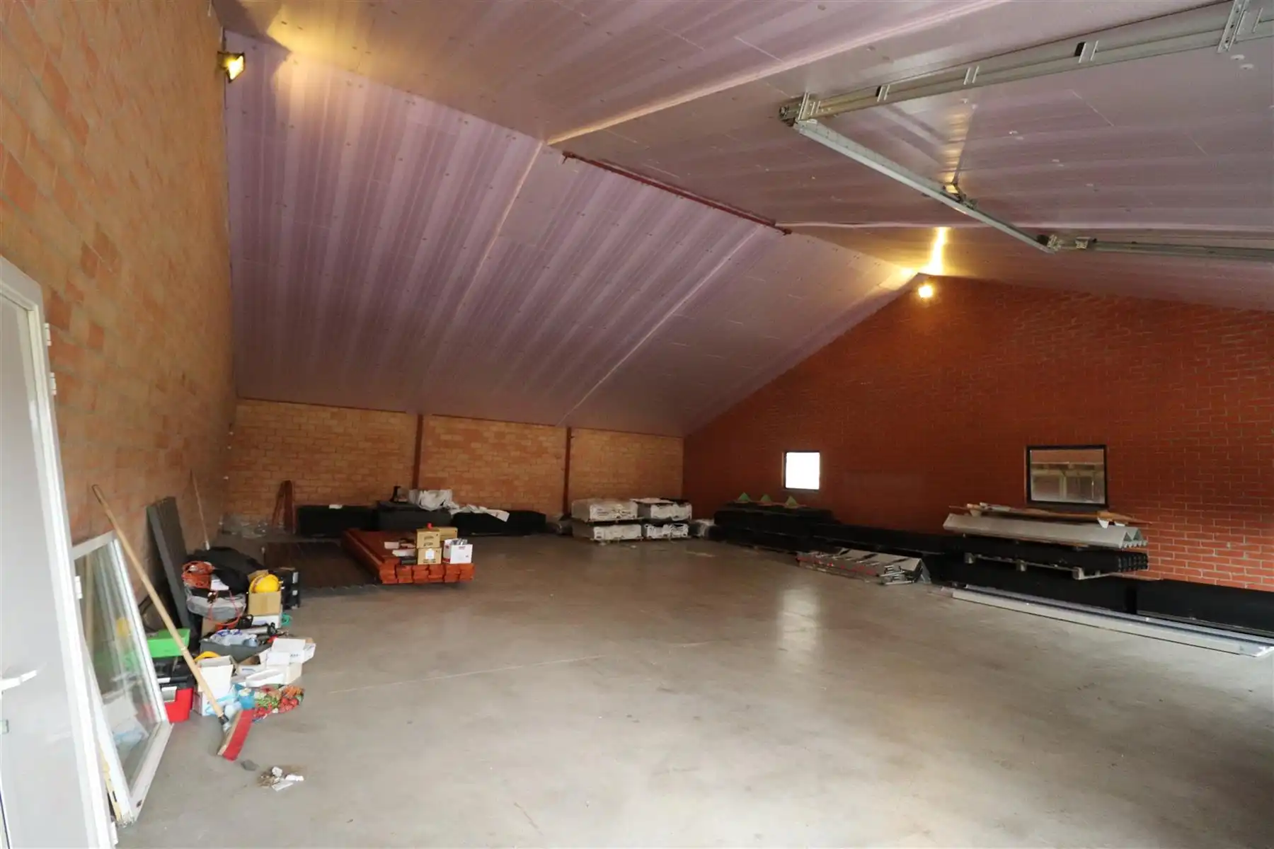 Opslagruimte van ong. 192 m², zijnde de linker opslagruimte achteraan gelegen. foto 2