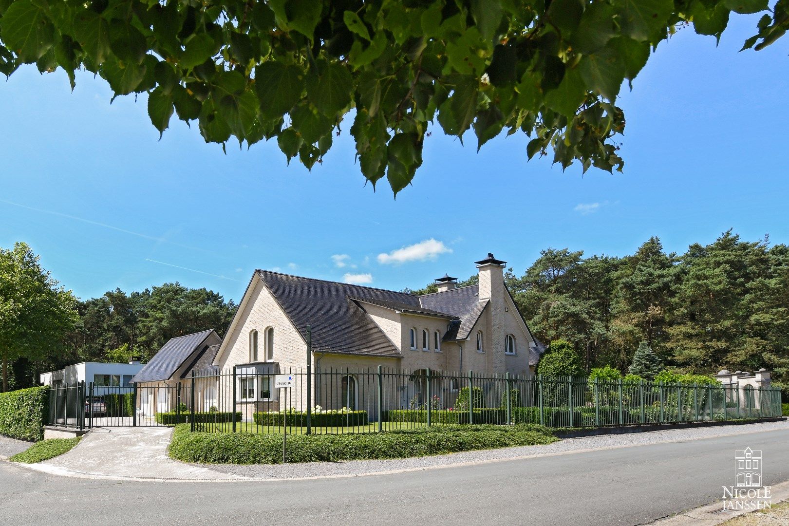 Exclusieve en ruim ingedeelde villa foto 3