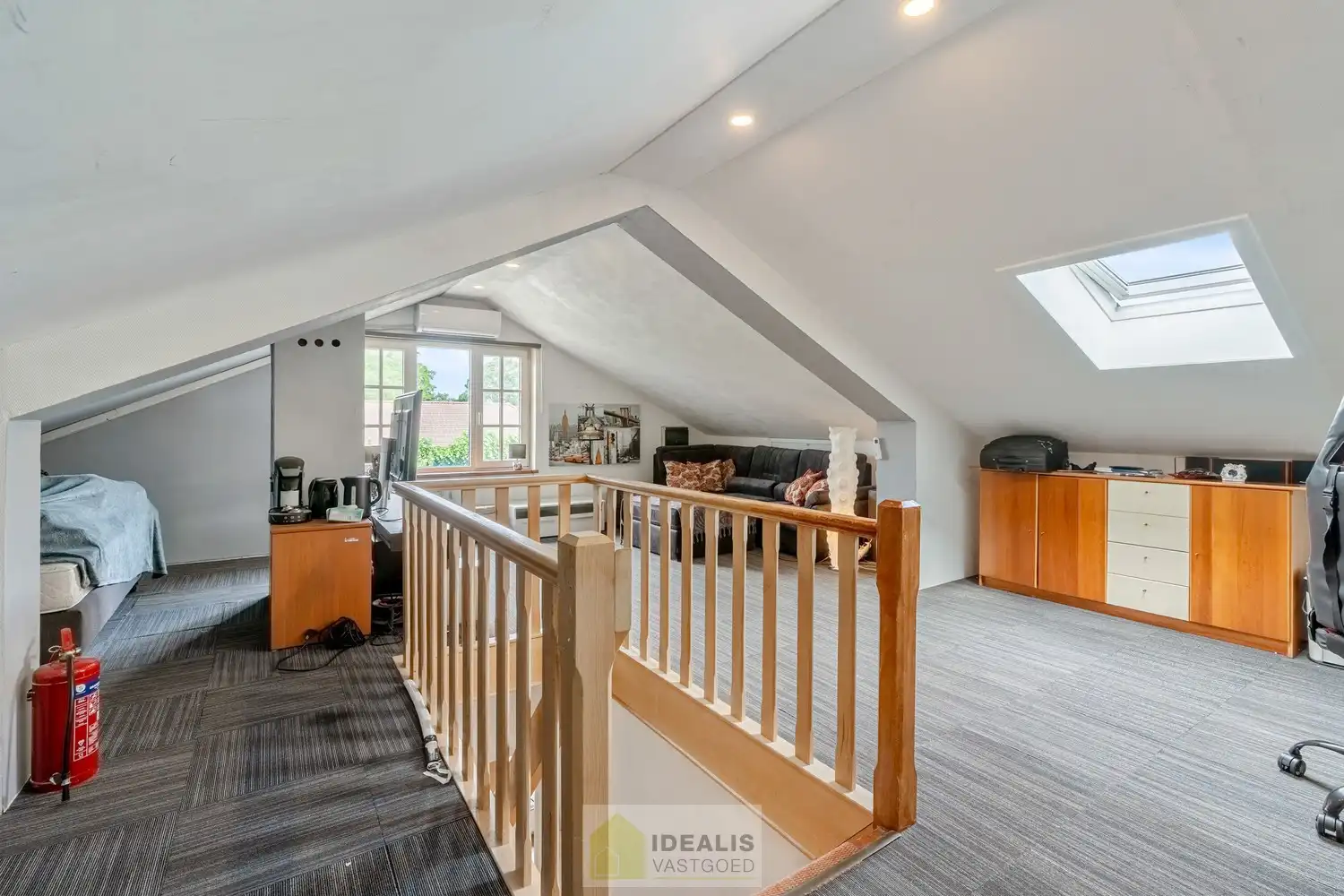 IDEALIS VASTGOED – RUIME, GERENOVEERDE EN INSTAPKLARE WONING MET 3 GELIJKVLOERSE SLAAPKAMERS, LICHTRIJKE LEEFRUIMTE MET OPEN KEUKEN ÉN AFGEWERKTE 2e VERDIEPING MET TOTALE BEWOONBARE OPPERVLAKTE VAN MAAR LIEFST +232M²!! DE WONING IS GELEGEN OP EEN KNAP PERCEEL VAN 7A 92CA IN HET GEGEERDE HERENT (PELT). Deze unieke woning omvat een ruime +-232m² netto bewoonbare oppervlakte met een gezellige woonkamer met aansluitend ruime keuken voorzien van alle comfort met aparte achterinkom/veranda, 3 slaapkamers, uitgeruste badkamer voorzien van douche en ligbad én een volledig afgewerkte 2e verdieping die fungeert als woongedeelte met eigen woonkamer, slaapkamer(s) en badkamer. De woning biedt verder een extra ruime garage, pergola, … Een unieke kans voor kandidaten op zoek naar een instapklare woning voorzien van alle luxe, ruimte en vlakbij tal van faciliteiten. foto 22