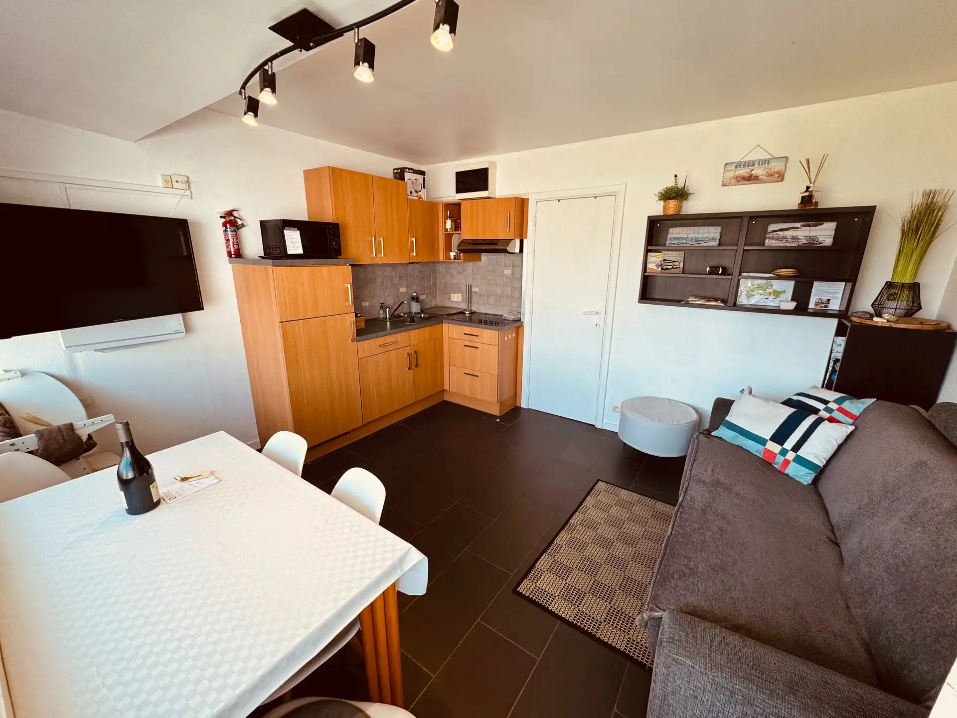 Heel verzorgd appartement met één slaapkamer, gelegen in Vosseslag - De Haan). foto 3