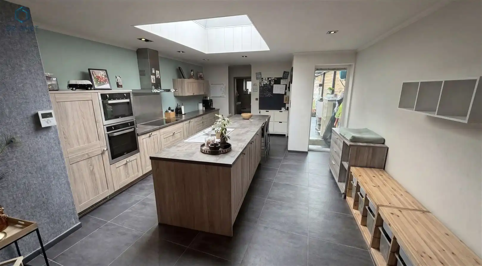 Instapklare gezinswoning met 3 slaapkamers, ruime tuin en private oprit foto 4