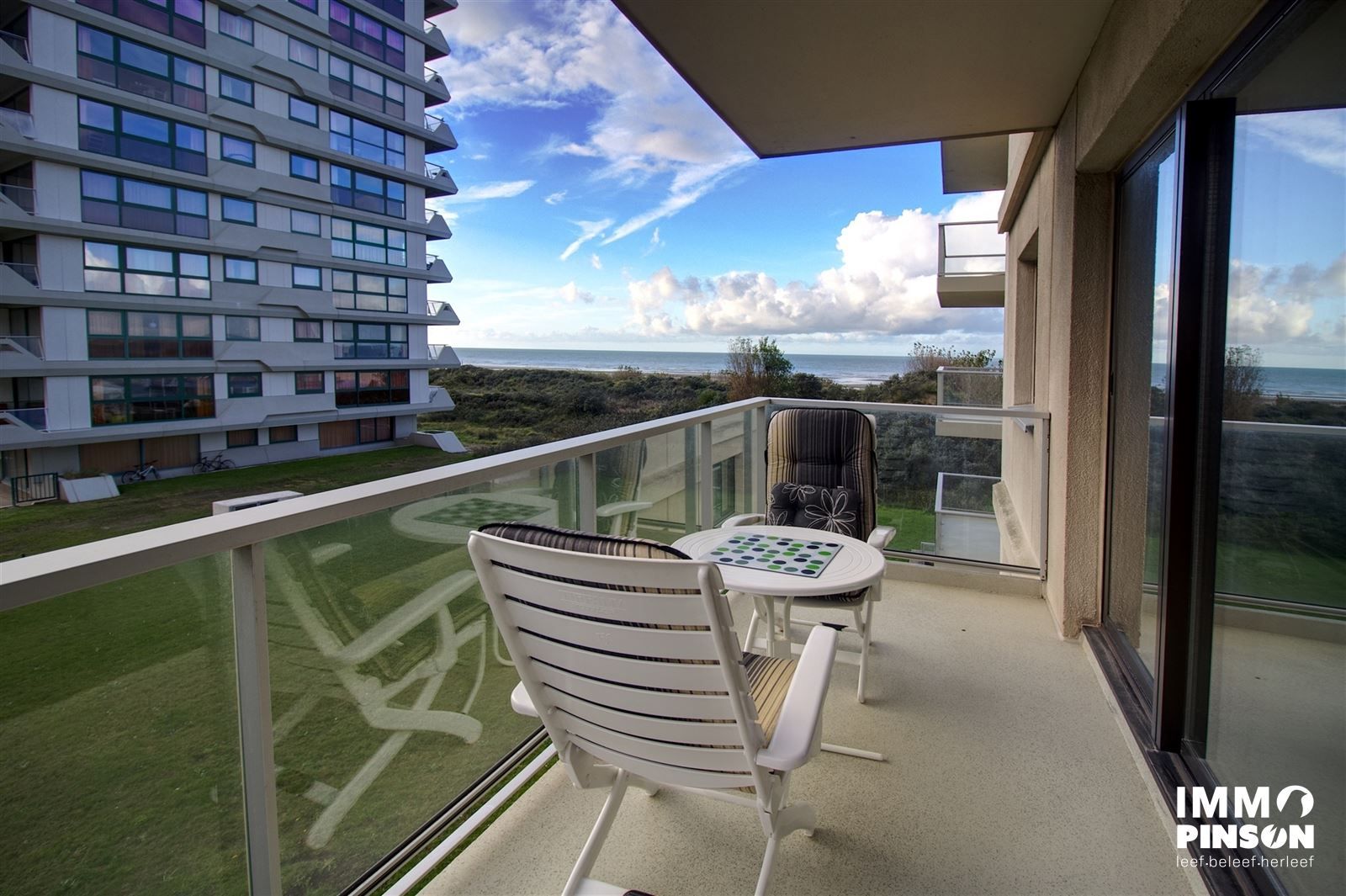 Zonnig twee slaapkamerappartement + terras met een mooi zijdelings zeezicht foto 3