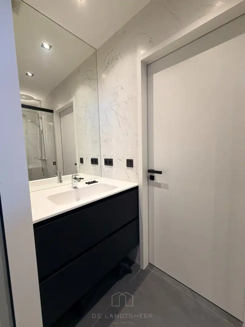 Stijlvol dakappartement met 3 slaapkamers, 2 badkamers en uitzonderlijk veel maatwerk foto 18