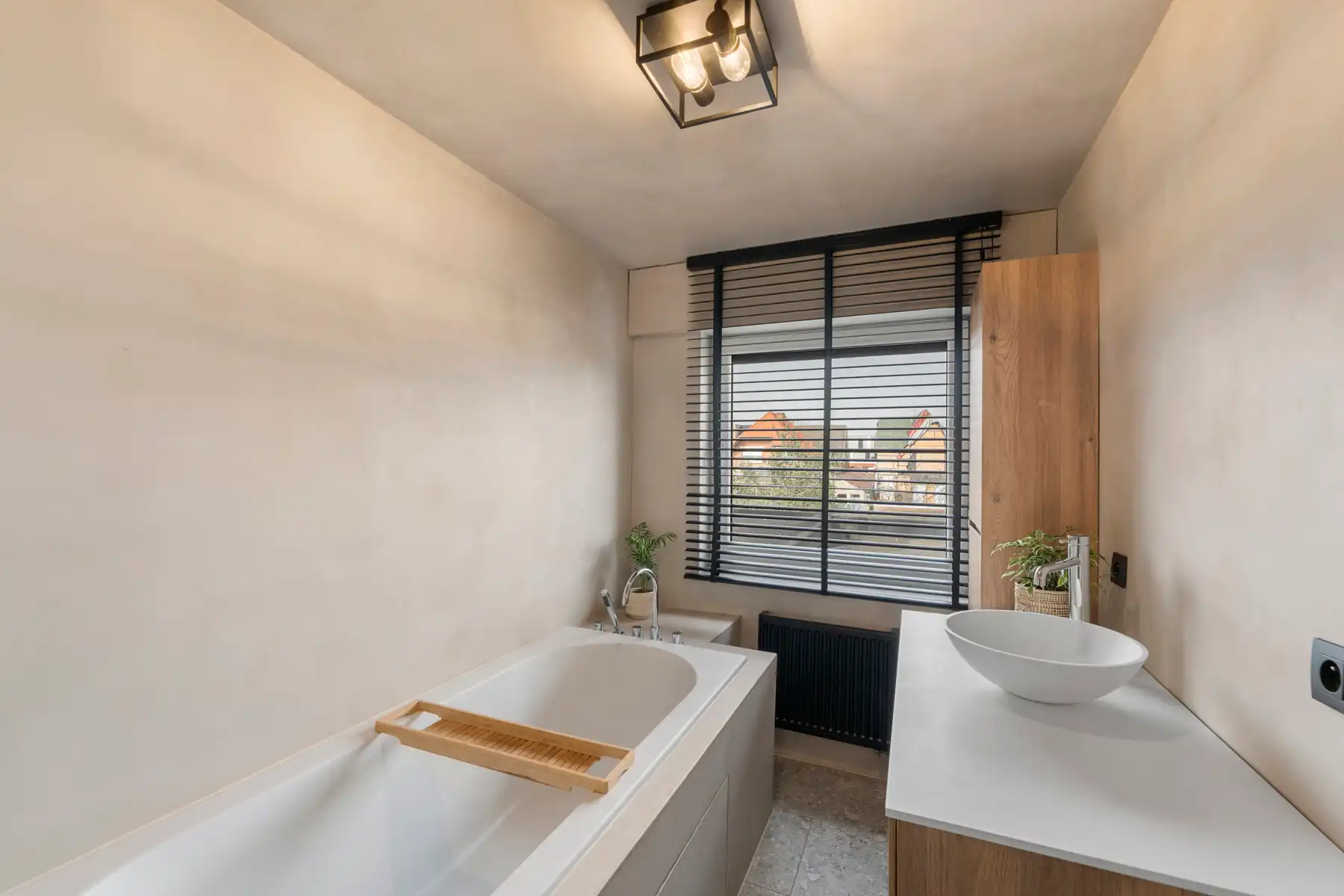 Gerenoveerde woning met 4 slaapkamers en 2 badkamers foto 16