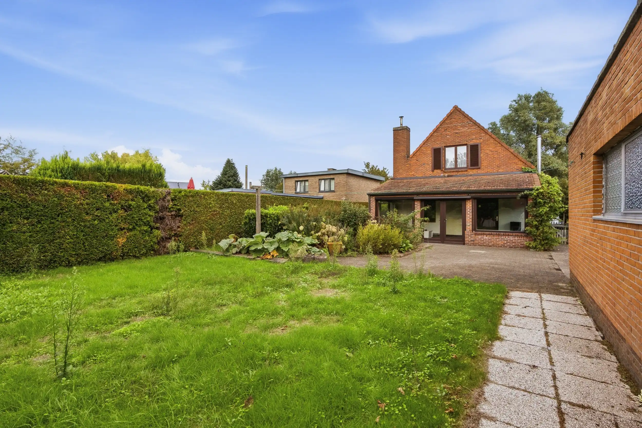 Ruime gezinshuis met garage in het groen foto 26