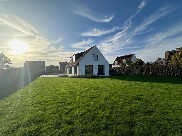 Volledig gerenoveerde , alleenstaande villa met zwembad, gelegen vlakbij het centrum van Knokke. foto 1